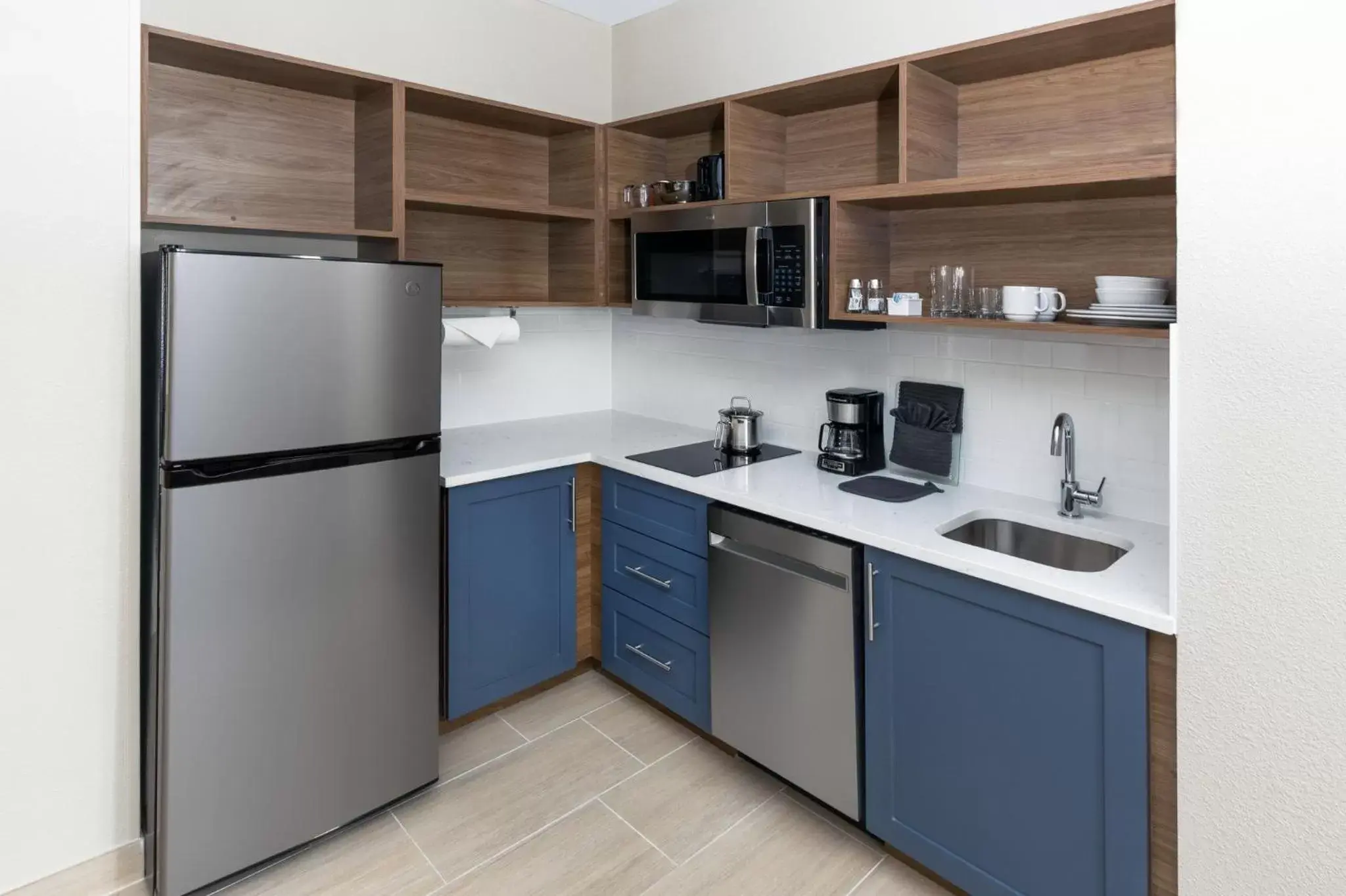 Photo of the whole room, Kitchen/Kitchenette in Candlewood Suites DFW Airport North - Irving, an IHG Hotel