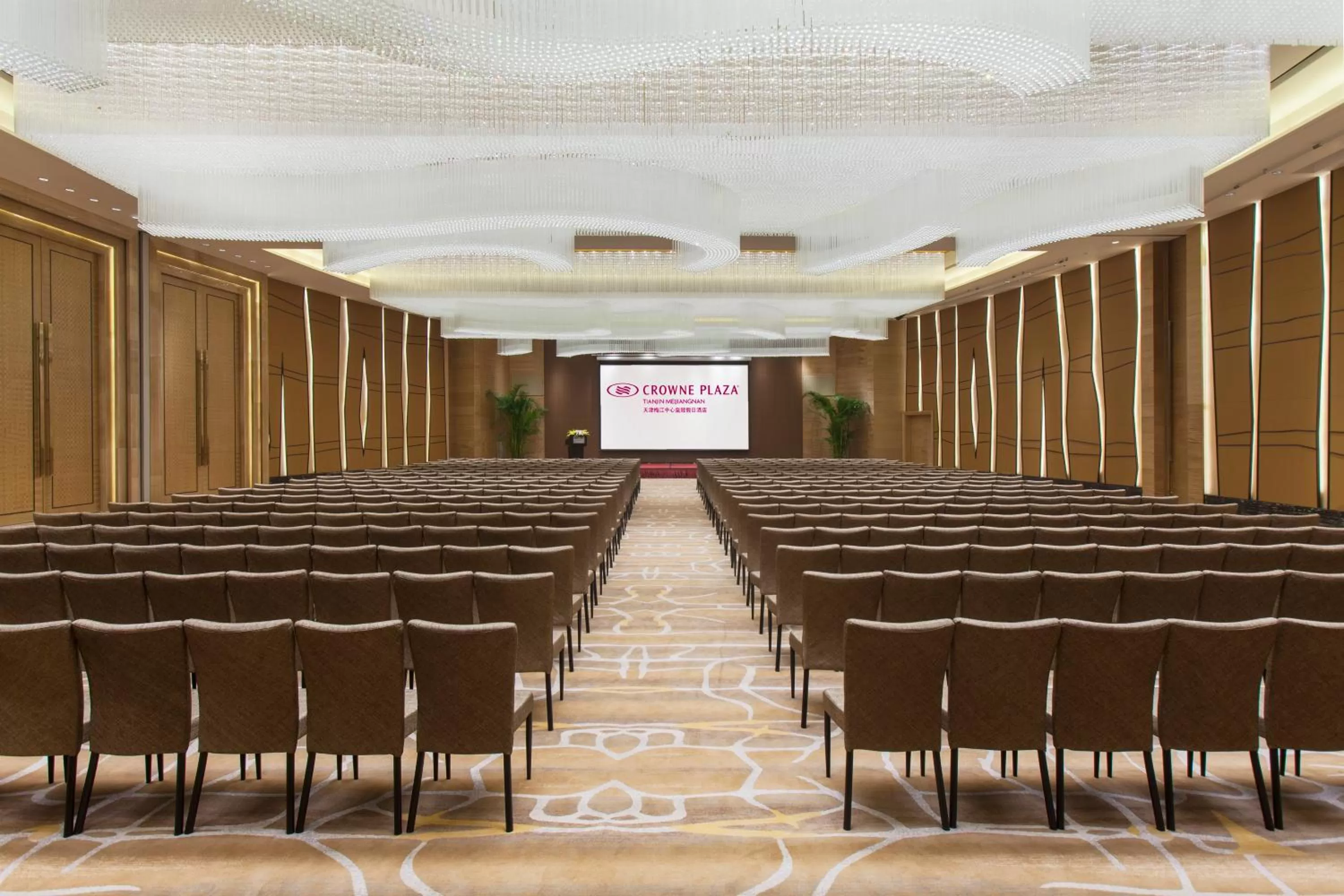 Meeting/conference room in Crowne Plaza Tianjin Meijiangnan by IHG