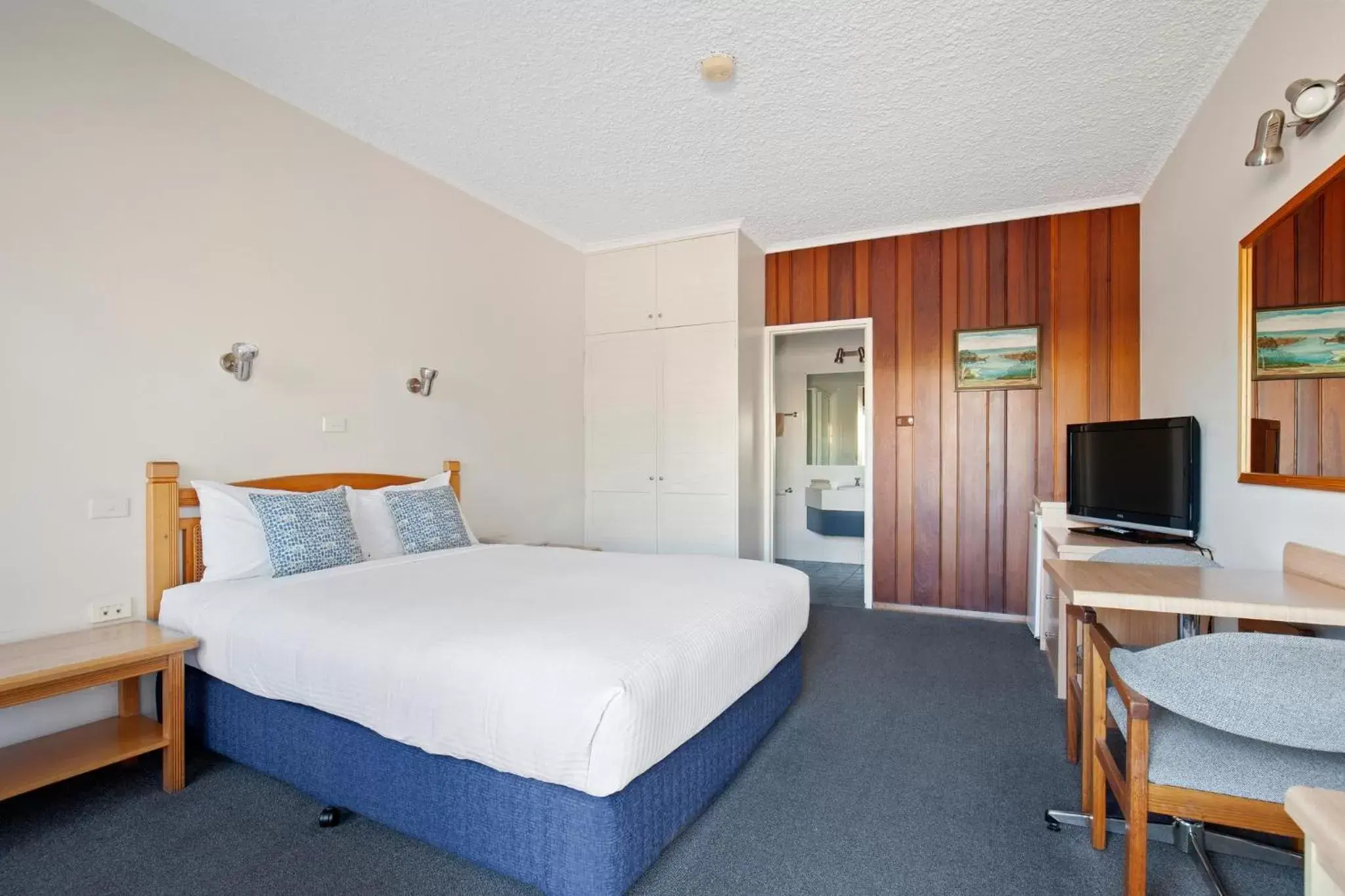 Bed in Banjo Paterson Motor Inn