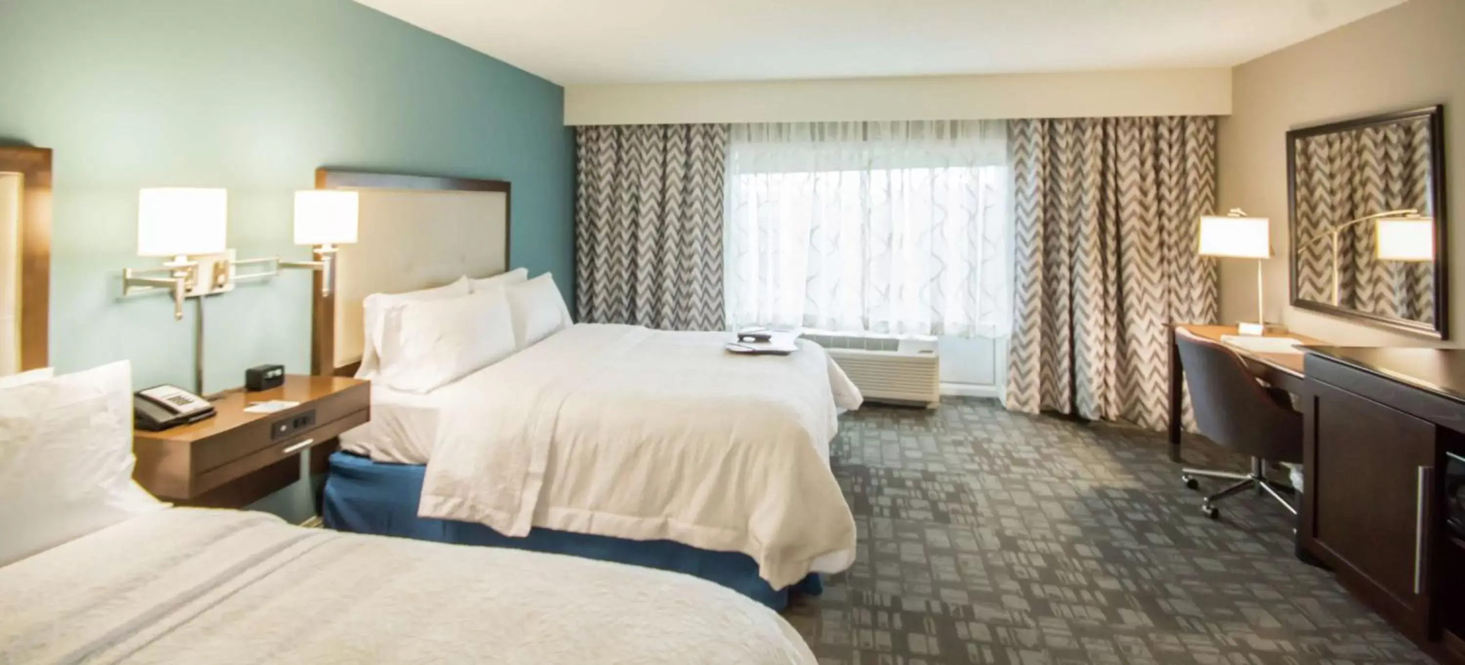 Bedroom, Bed in Hampton Inn & Suites Orlando near SeaWorld