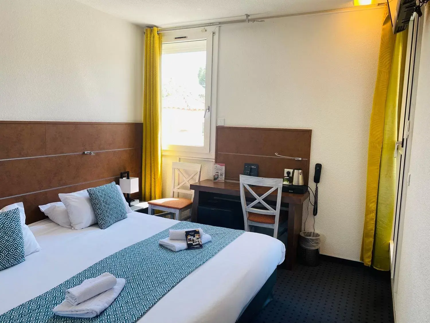 Bedroom, Bed in Hotel & Spa Gil de France Cap d'Agde