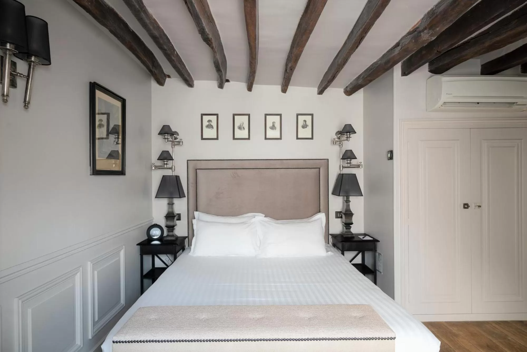 Bed in Hotel Saint-Louis en L'Isle - Notre-Dame