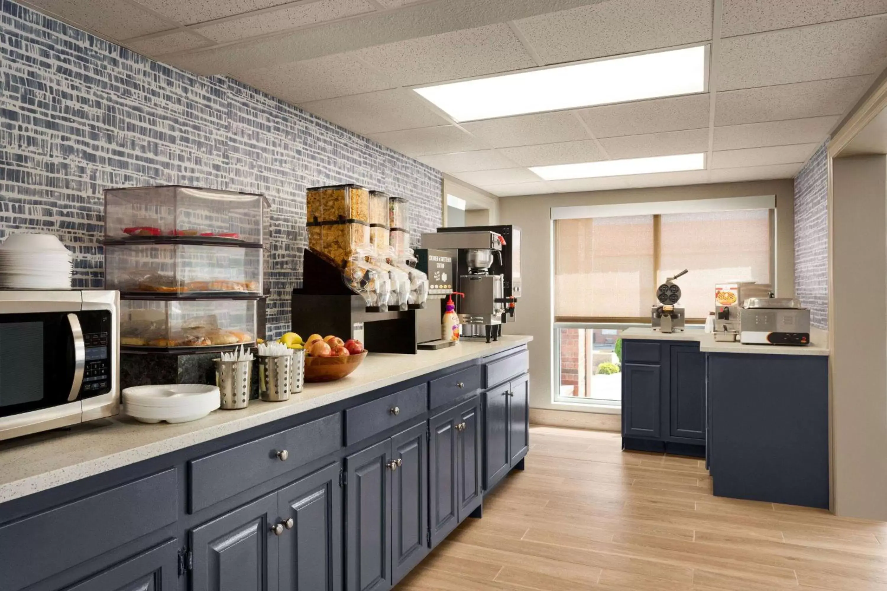 Breakfast, Kitchen/Kitchenette in AmericInn by Wyndham Branson & Conference Center