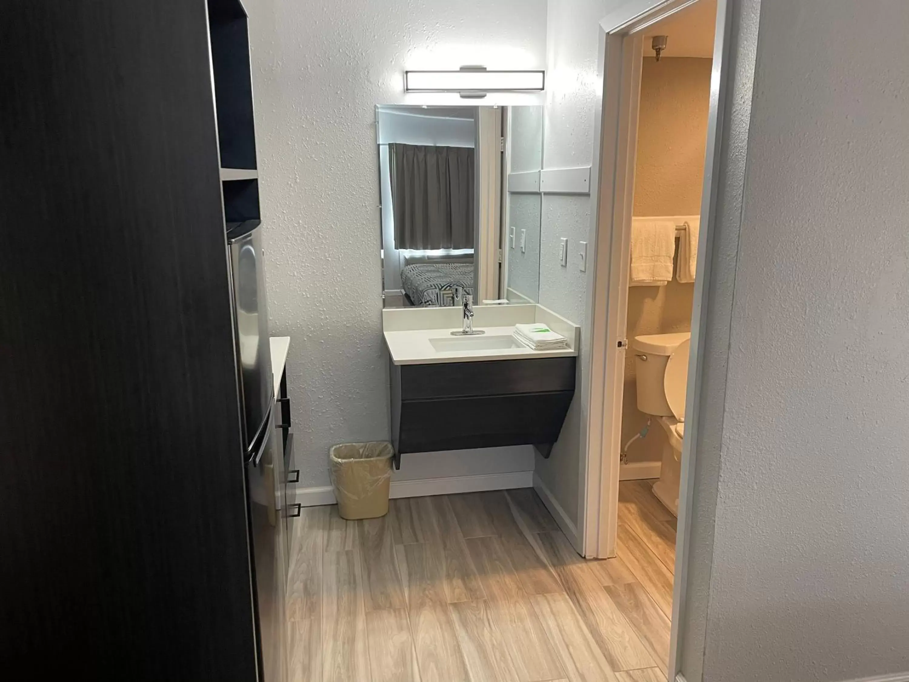 Shower in Studio 6 Vicksburg, MS- Downtown Shower in Studio 6 Vicksburg, MS- Downtown