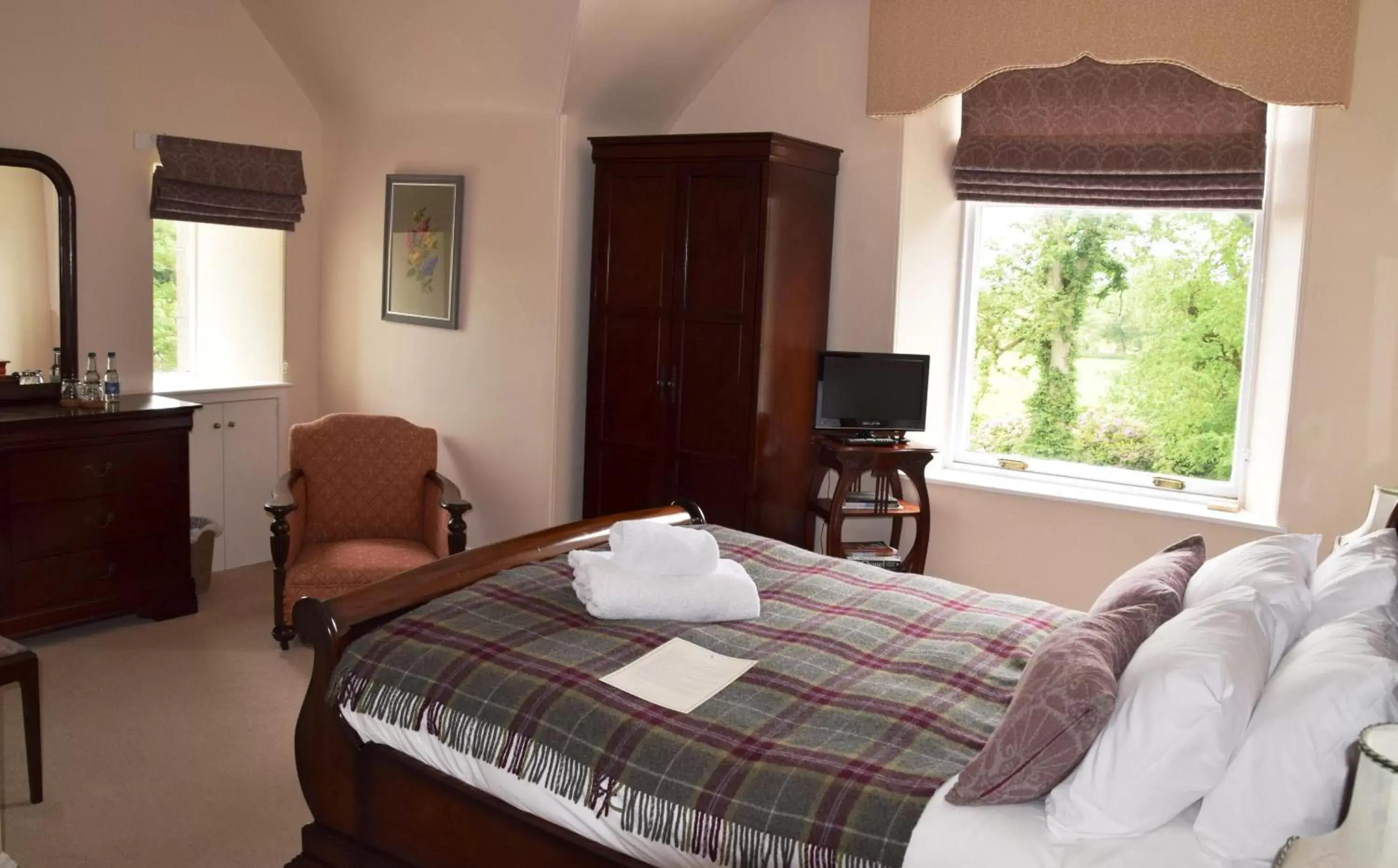 Bed in Saplinbrae Hotel and Lodges