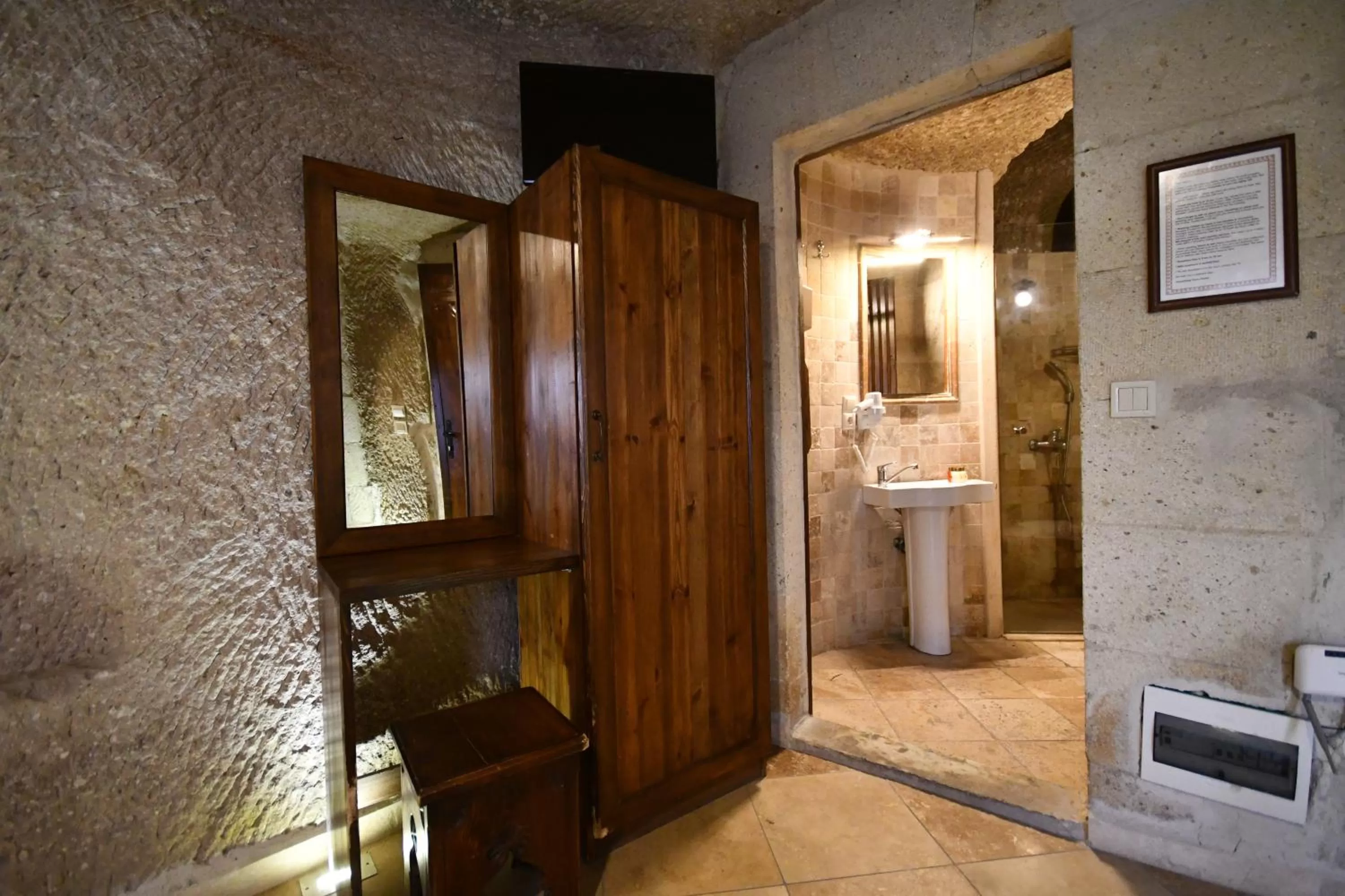 Bathroom in Shoestring Cave House