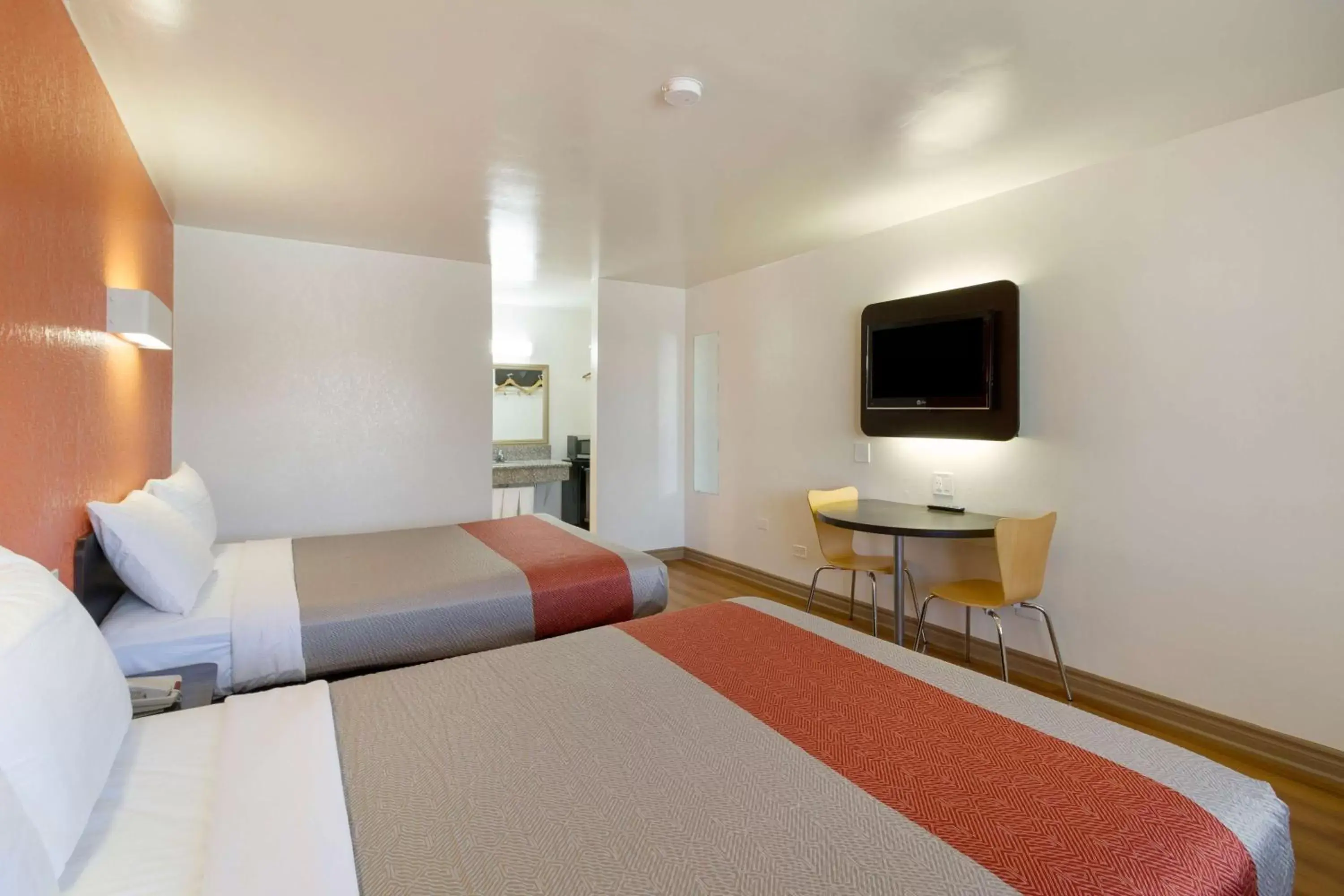 TV and multimedia, Bed in Motel 6-Claremont, CA