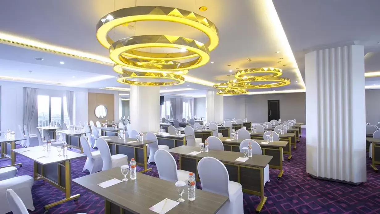 Meeting/conference room, Restaurant/Places to Eat in Shakti Hotel Bandung