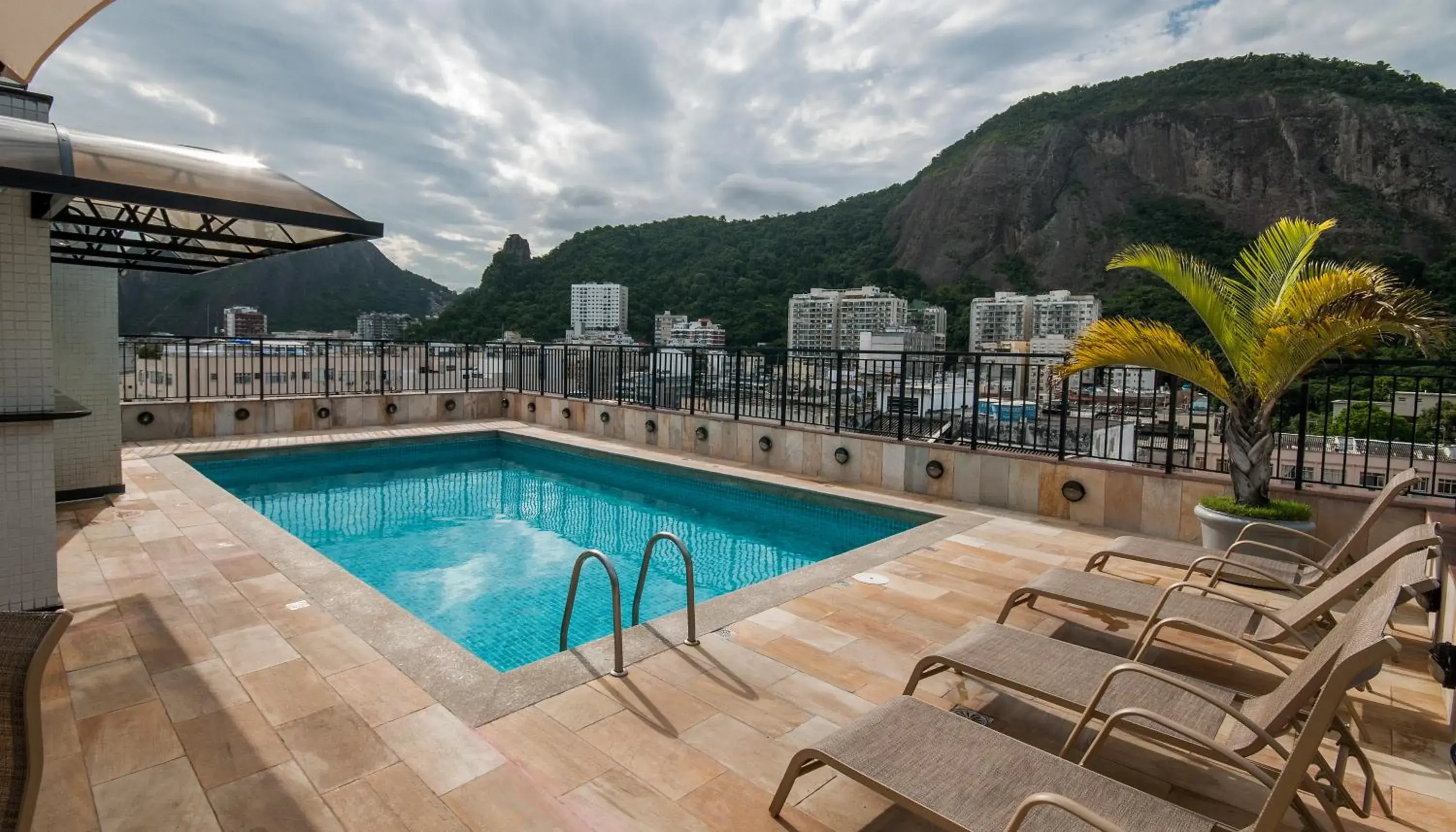 Swimming pool in Copacabana Mar Hotel