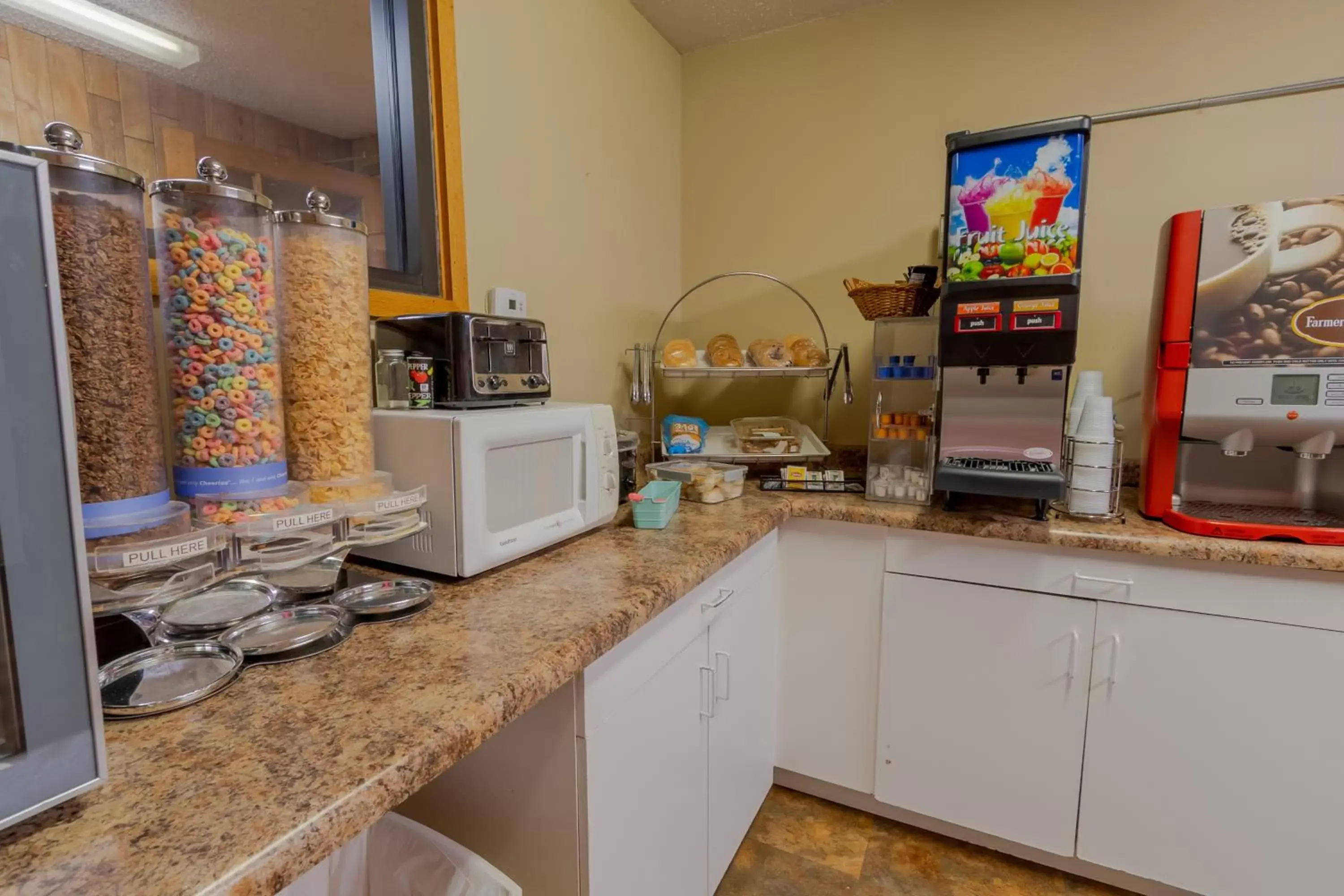 Breakfast, Kitchen/Kitchenette in Thunderbird Lodge