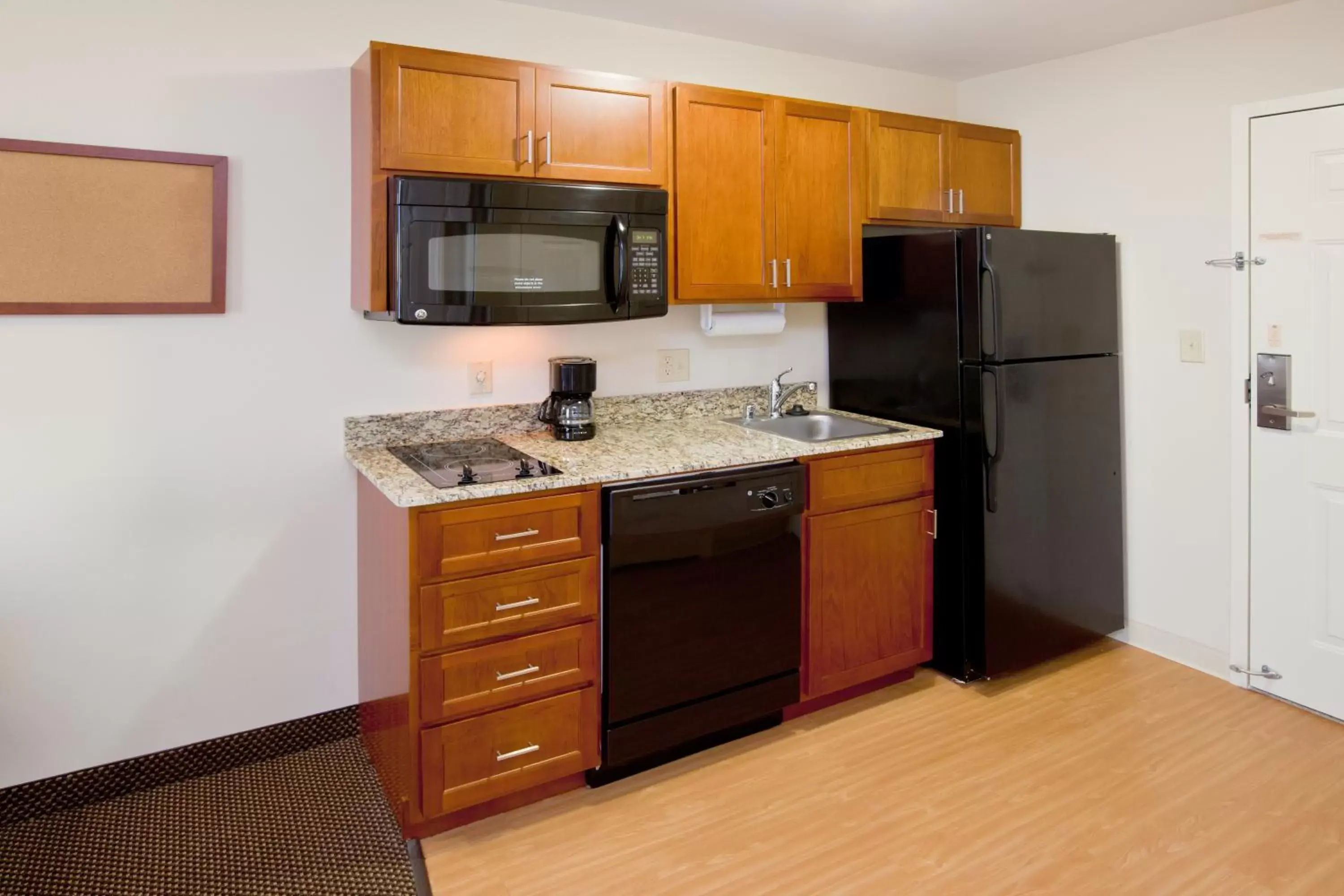 Coffee/tea facilities, Kitchen/Kitchenette in Candlewood Suites Radcliff - Fort Knox, an IHG Hotel