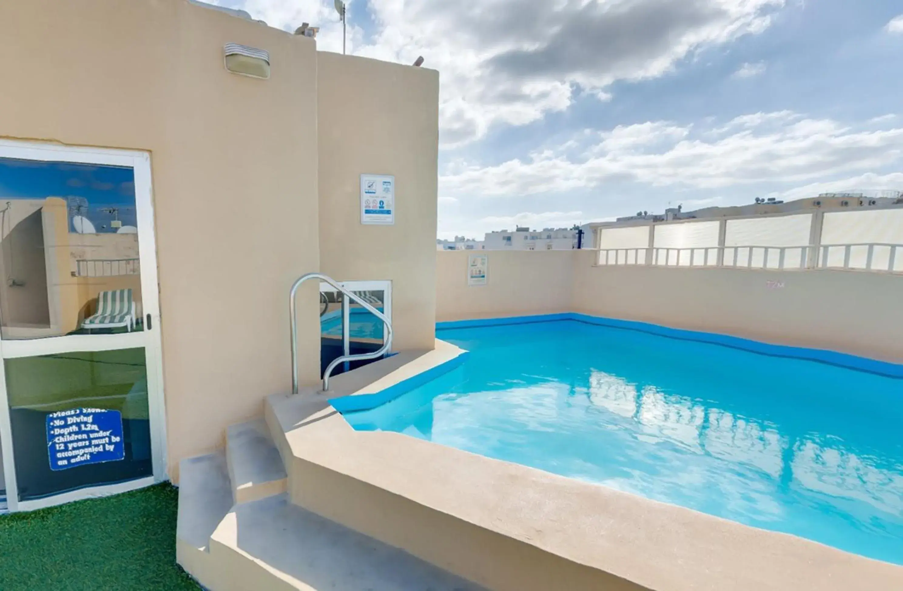 Pool view, Swimming Pool in Carlton Hotel