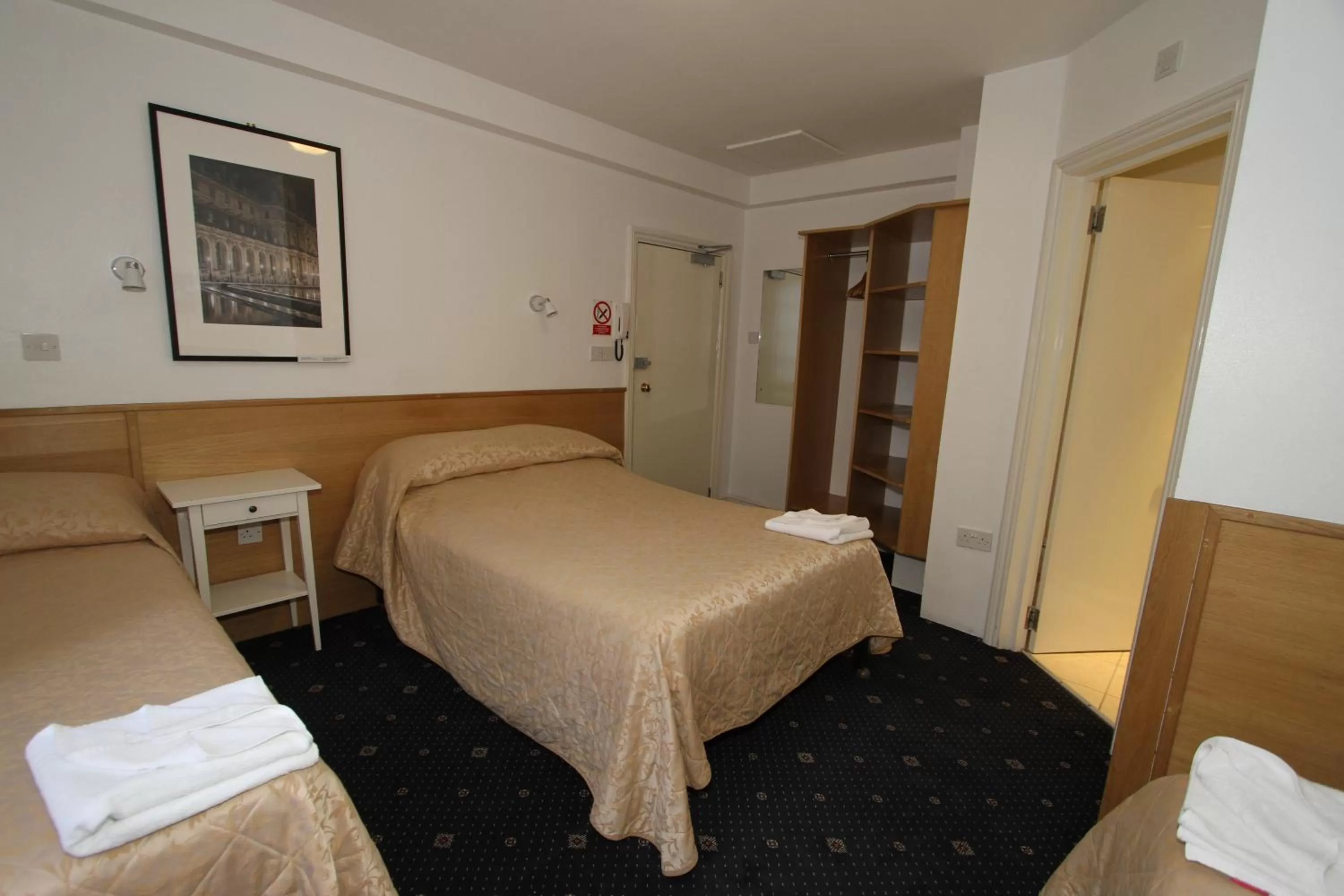 Bedroom, Bed in Ridgemount Hotel