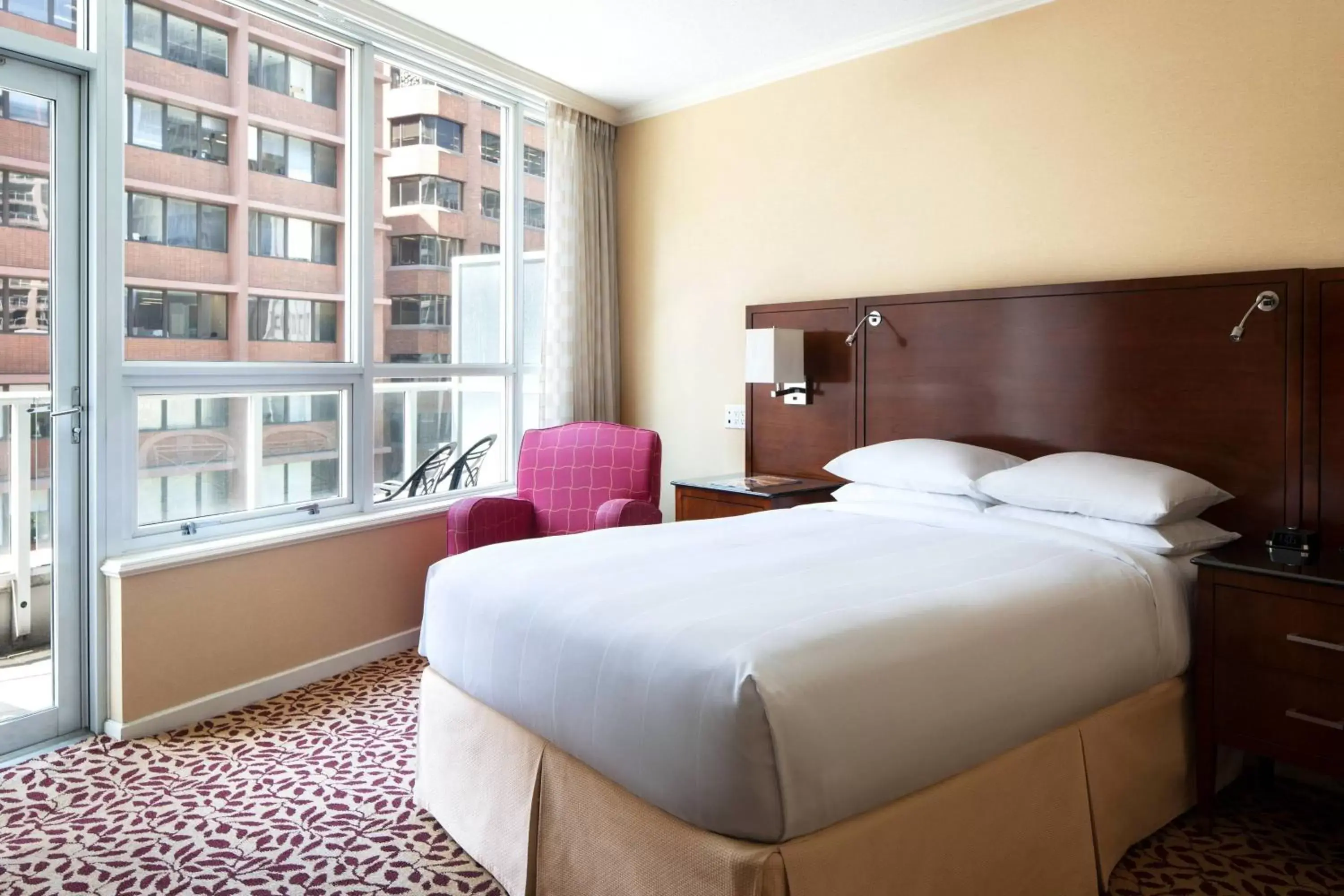 Photo of the whole room, Bed in Vancouver Marriott Pinnacle Downtown Hotel