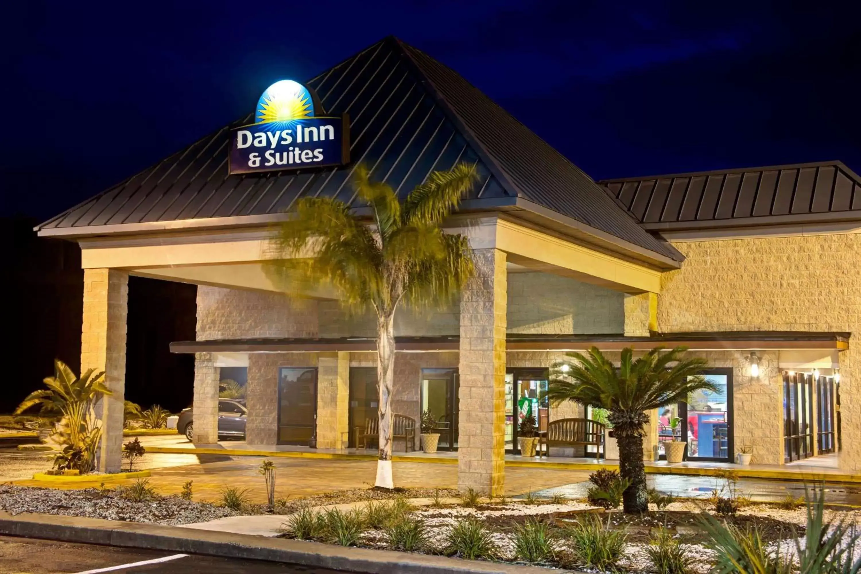 Property Building in Days Inn & Suites by Wyndham Davenport