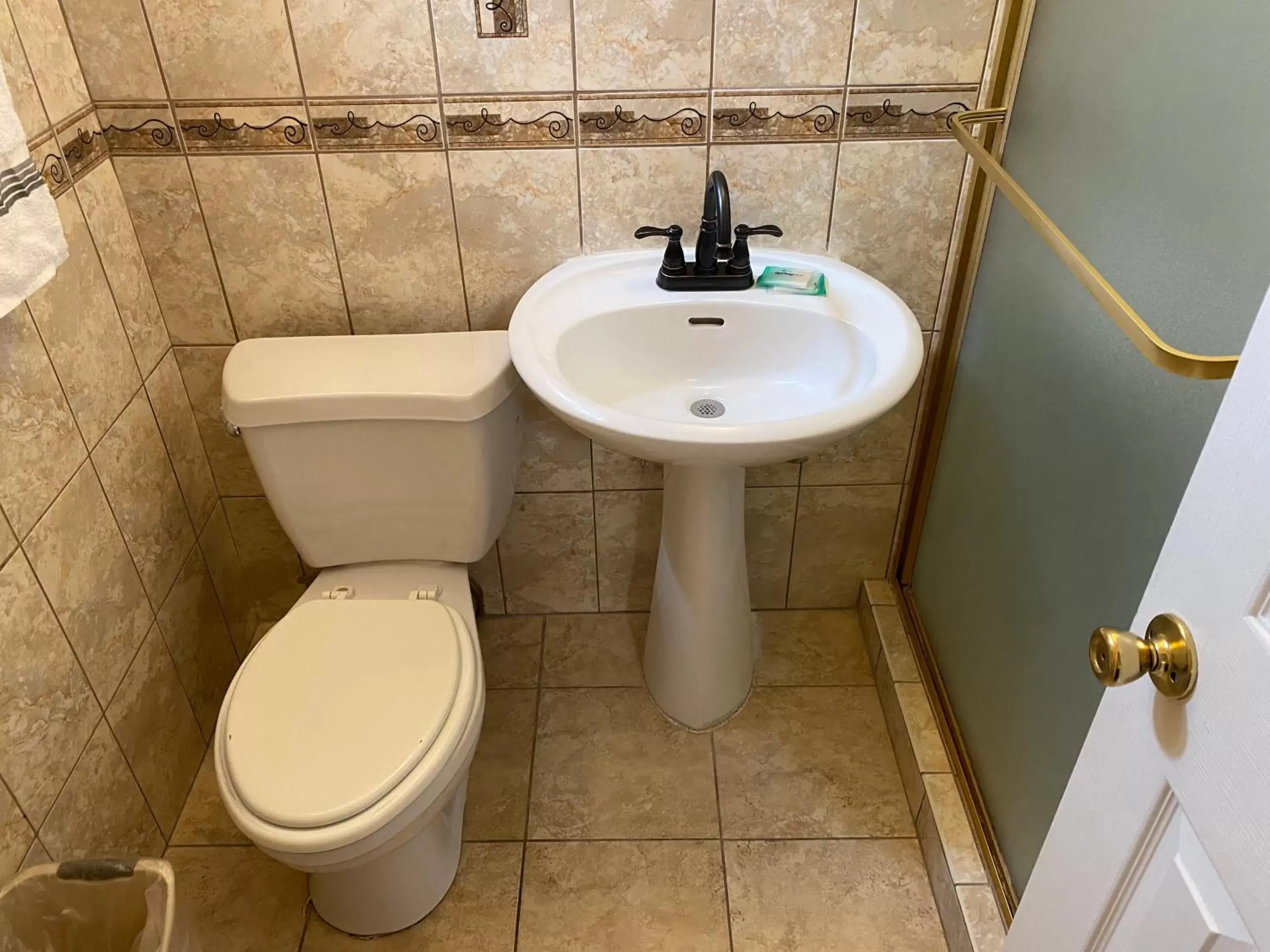 Toilet, Bathroom in Ocean Park Inn