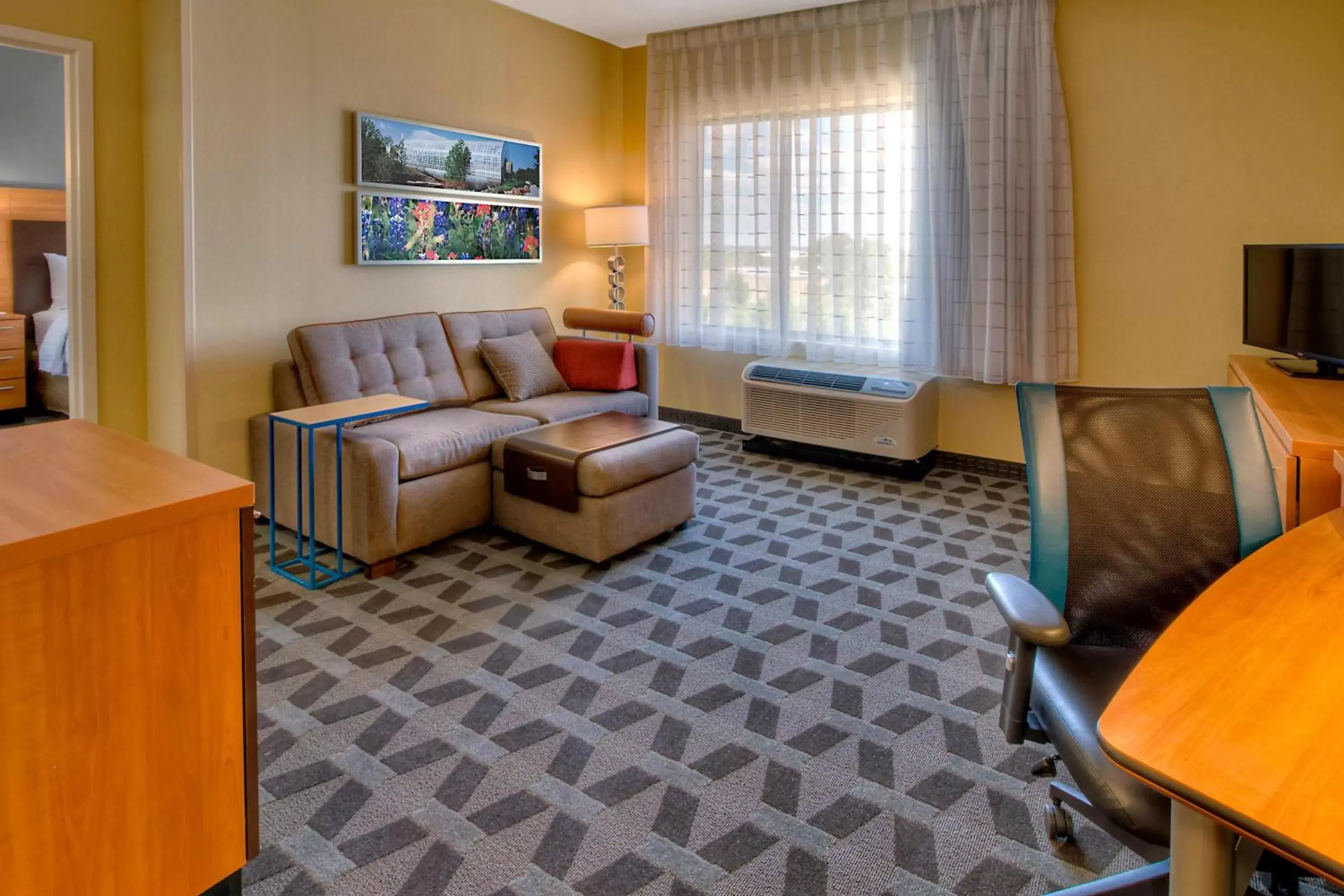 Photo of the whole room, Seating Area in TownePlace Suites Oklahoma City Airport