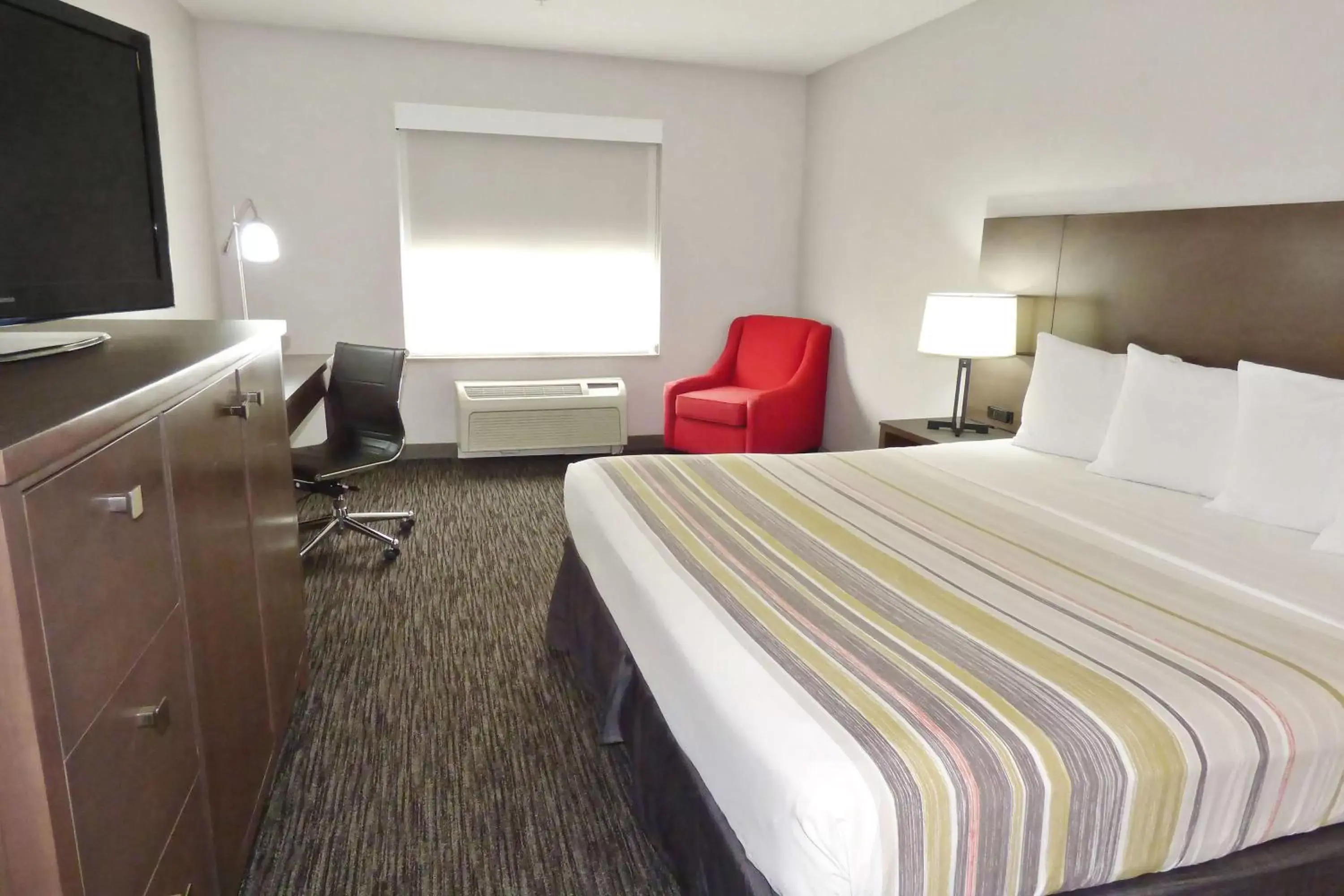 Photo of the whole room, Bed in Country Inn & Suites by Radisson, Tampa/Brandon, FL