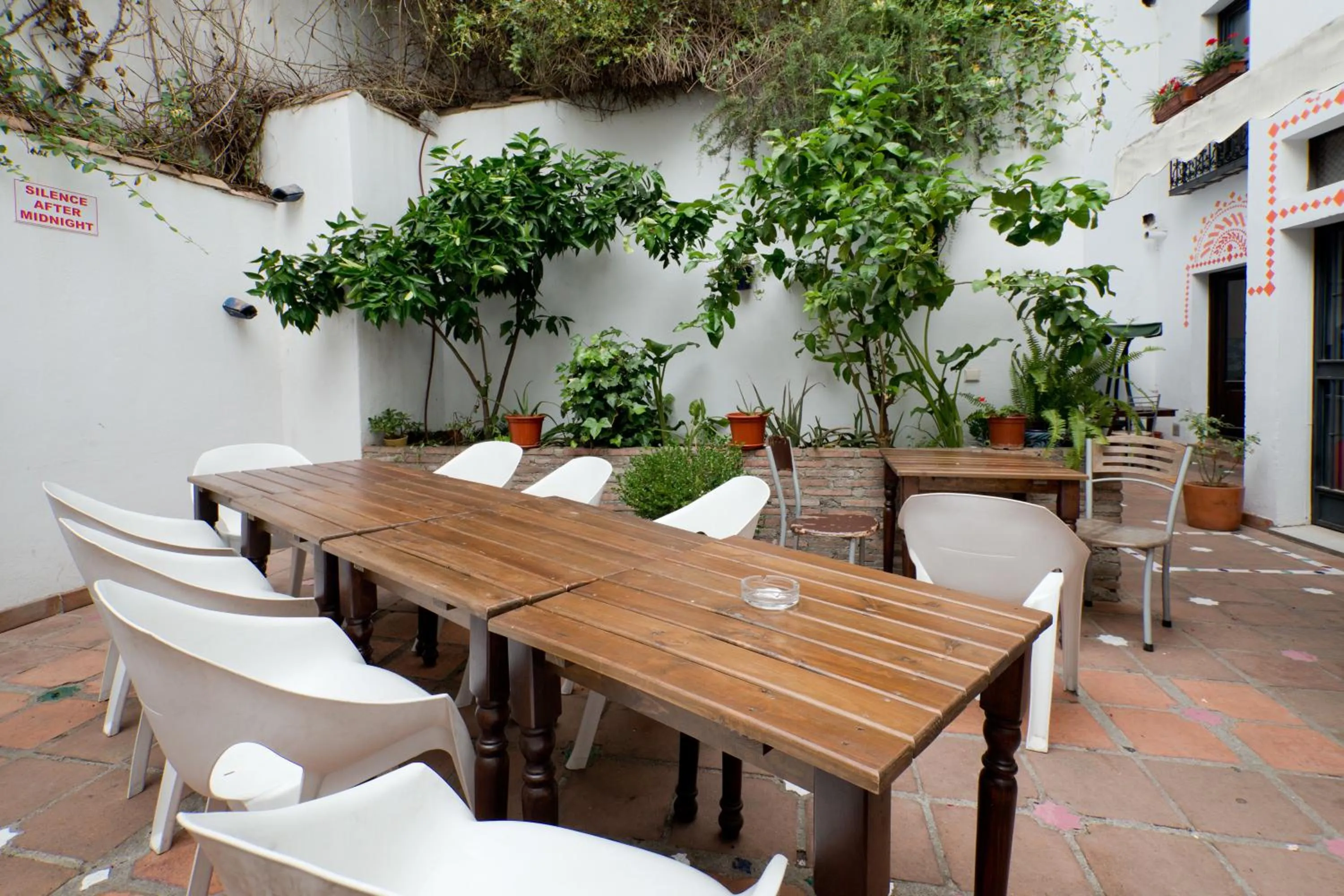 Patio in Oasis Backpackers' Hostel Granada