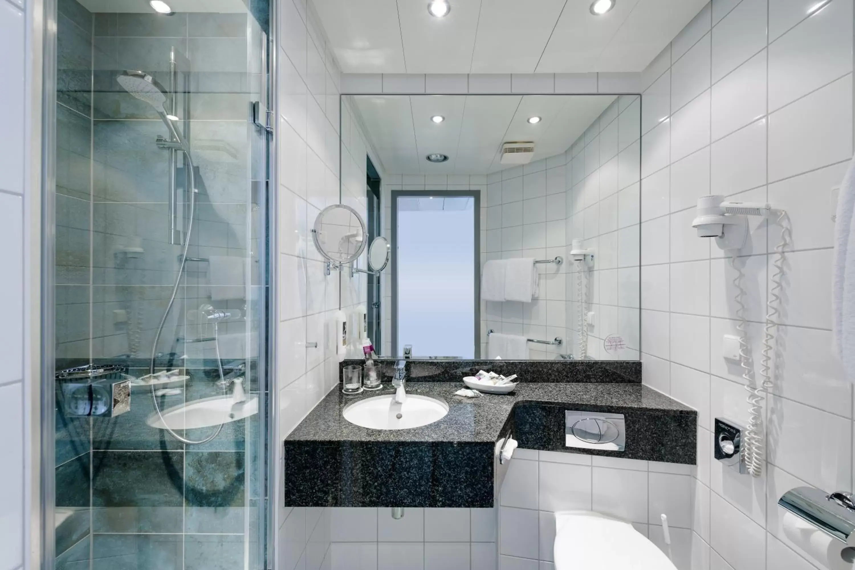 Bathroom in Mercure Hotel Hannover Mitte