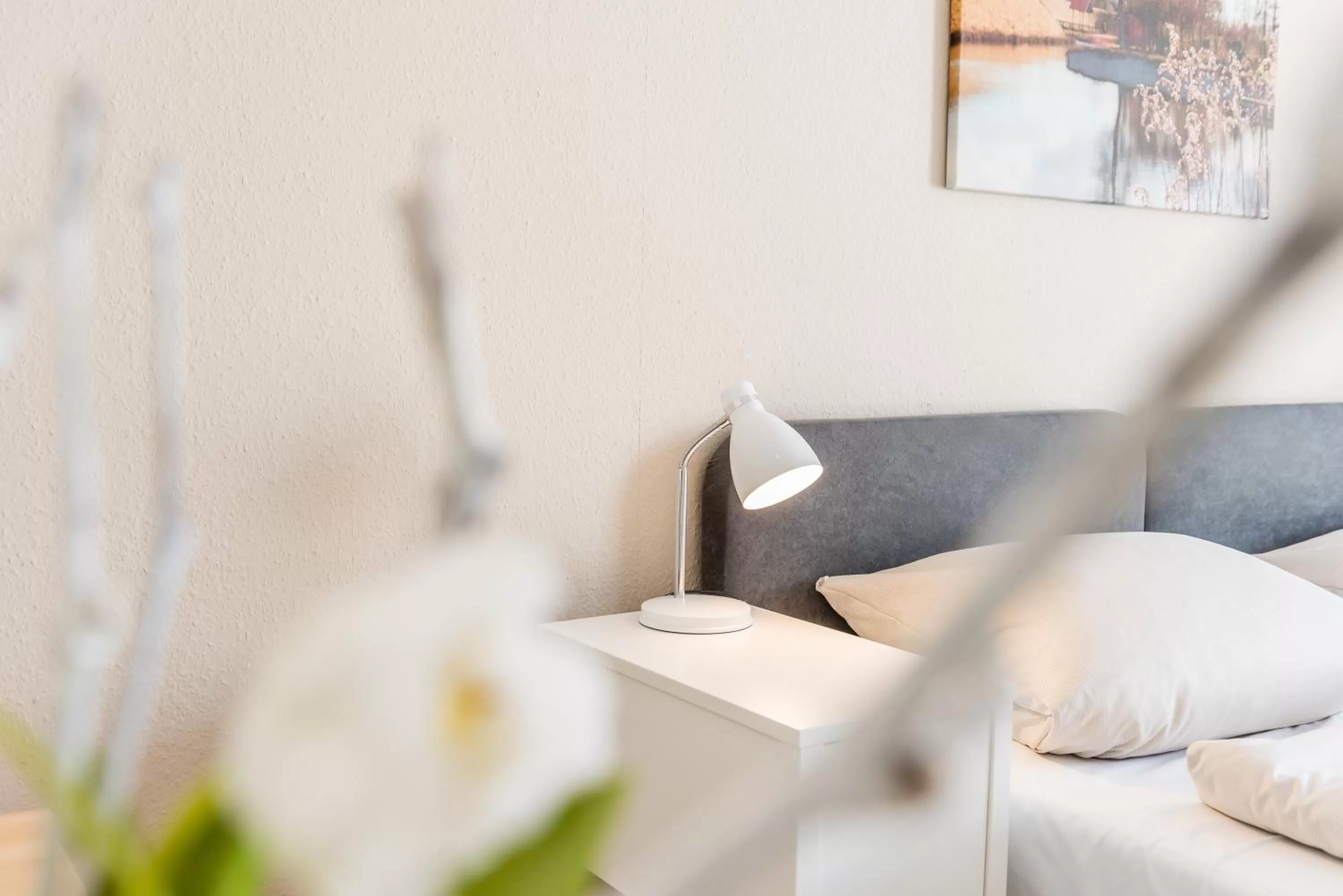 Photo of the whole room, Bed in Schäfers Hotel, Self-Check-in, Cafe und Bäcker am Hotel