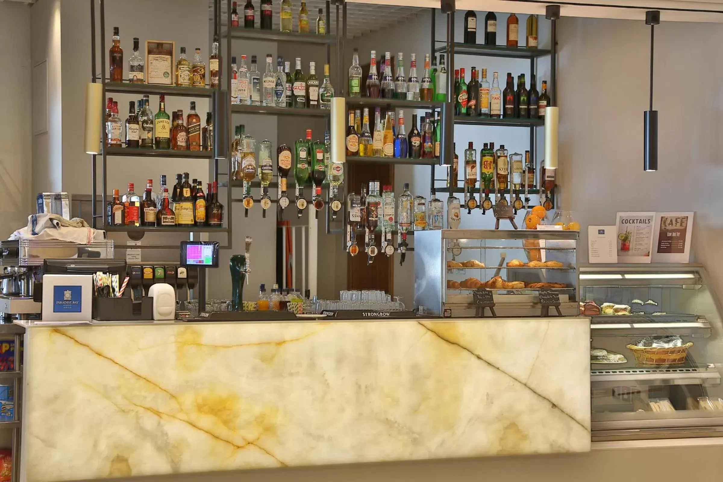 Lounge or bar in Paradise Bay Resort Lounge or bar in Paradise Bay Resort