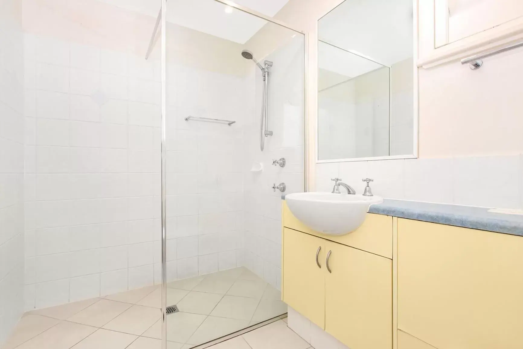 Bathroom in Lennox Beach Resort