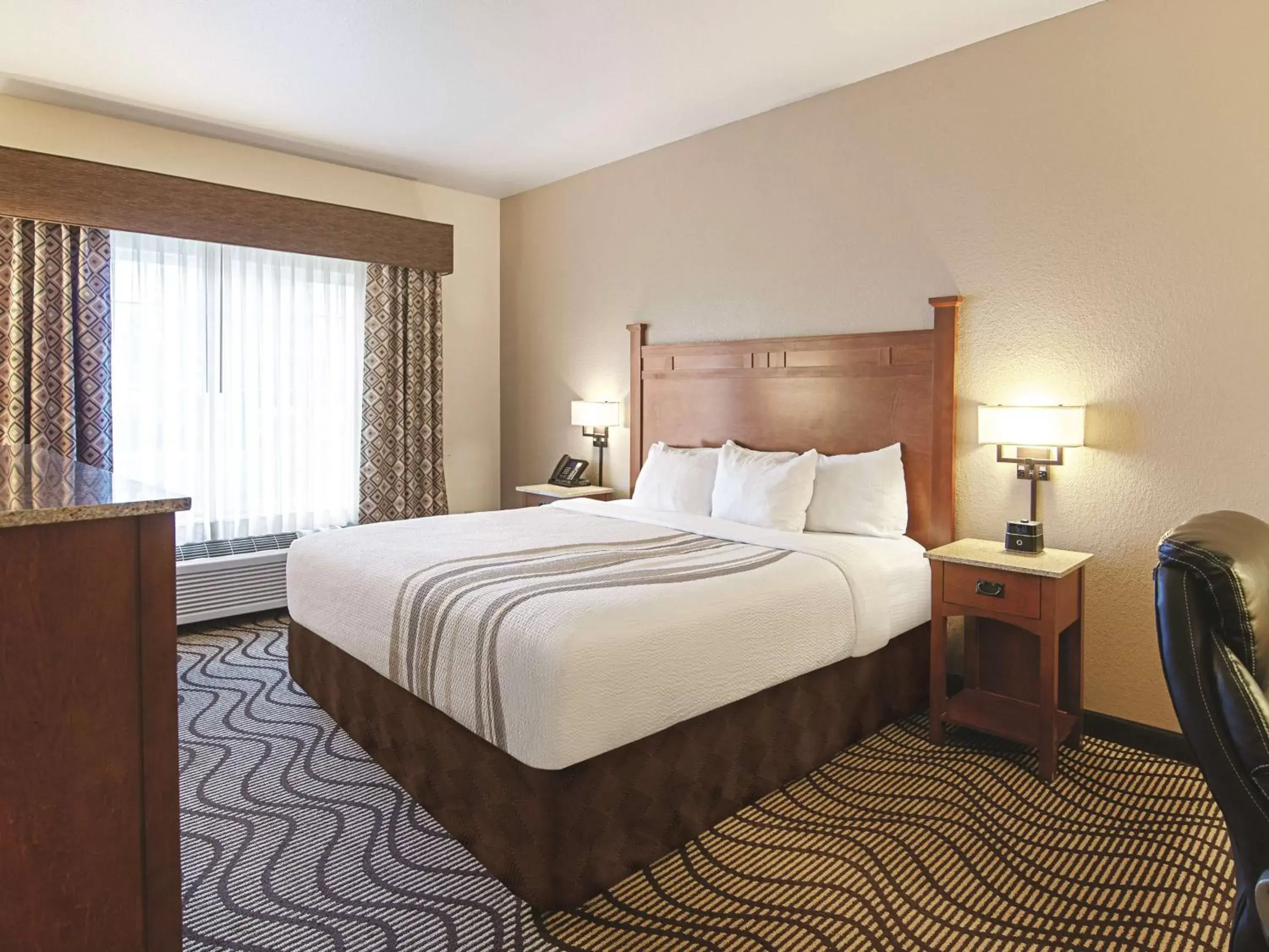 Photo of the whole room, Bed in Best Western Plus Riverfront Hotel and Suites