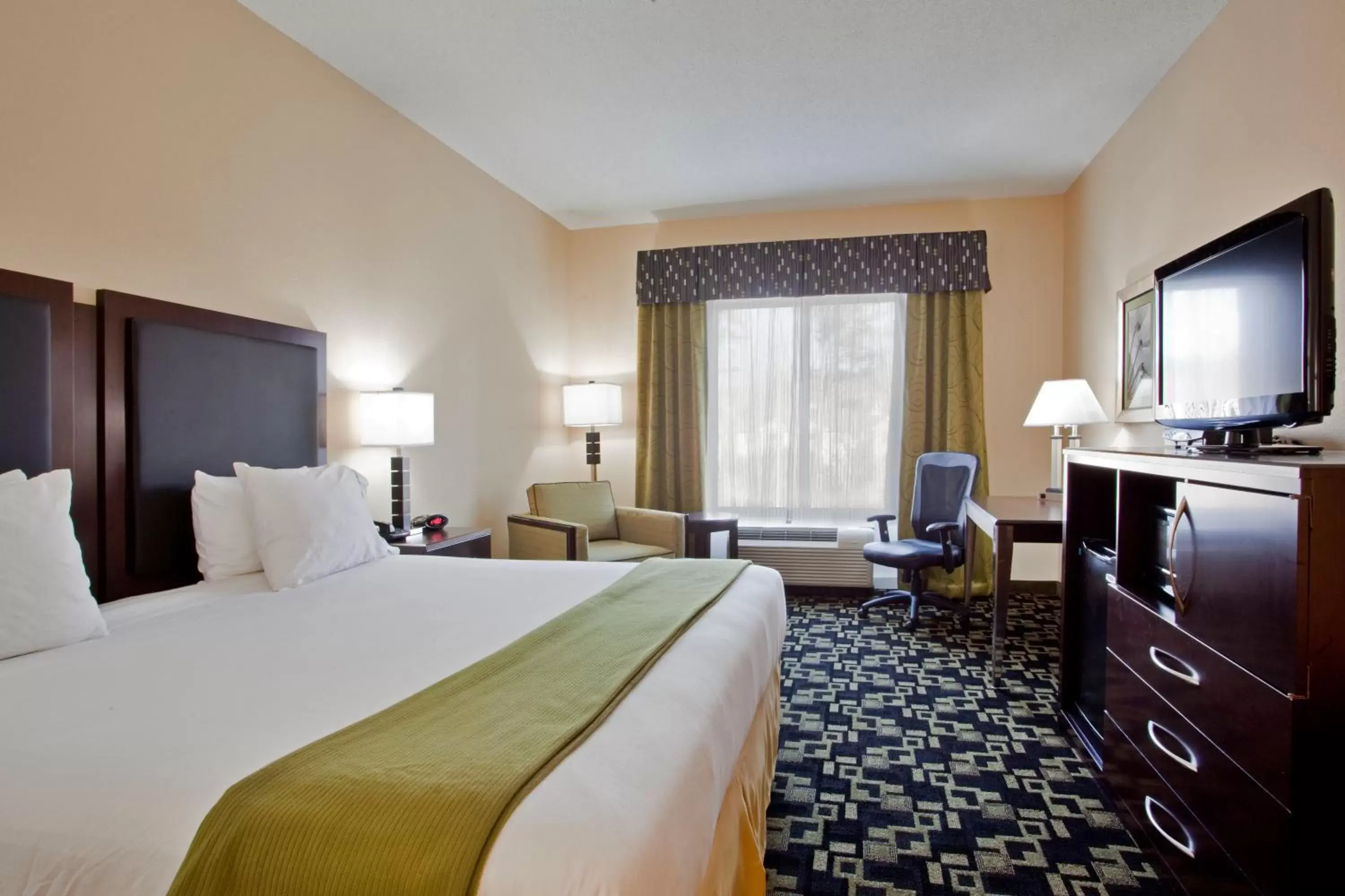 Bedroom, TV/Entertainment Center in Holiday Inn Express Hotel Raleigh Southwest, an IHG Hotel