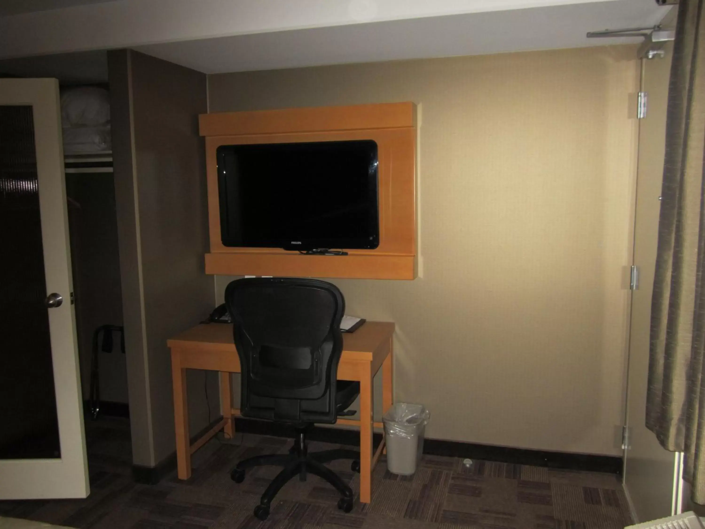 TV and multimedia, TV/Entertainment Center in Woodlands Inn & Suites