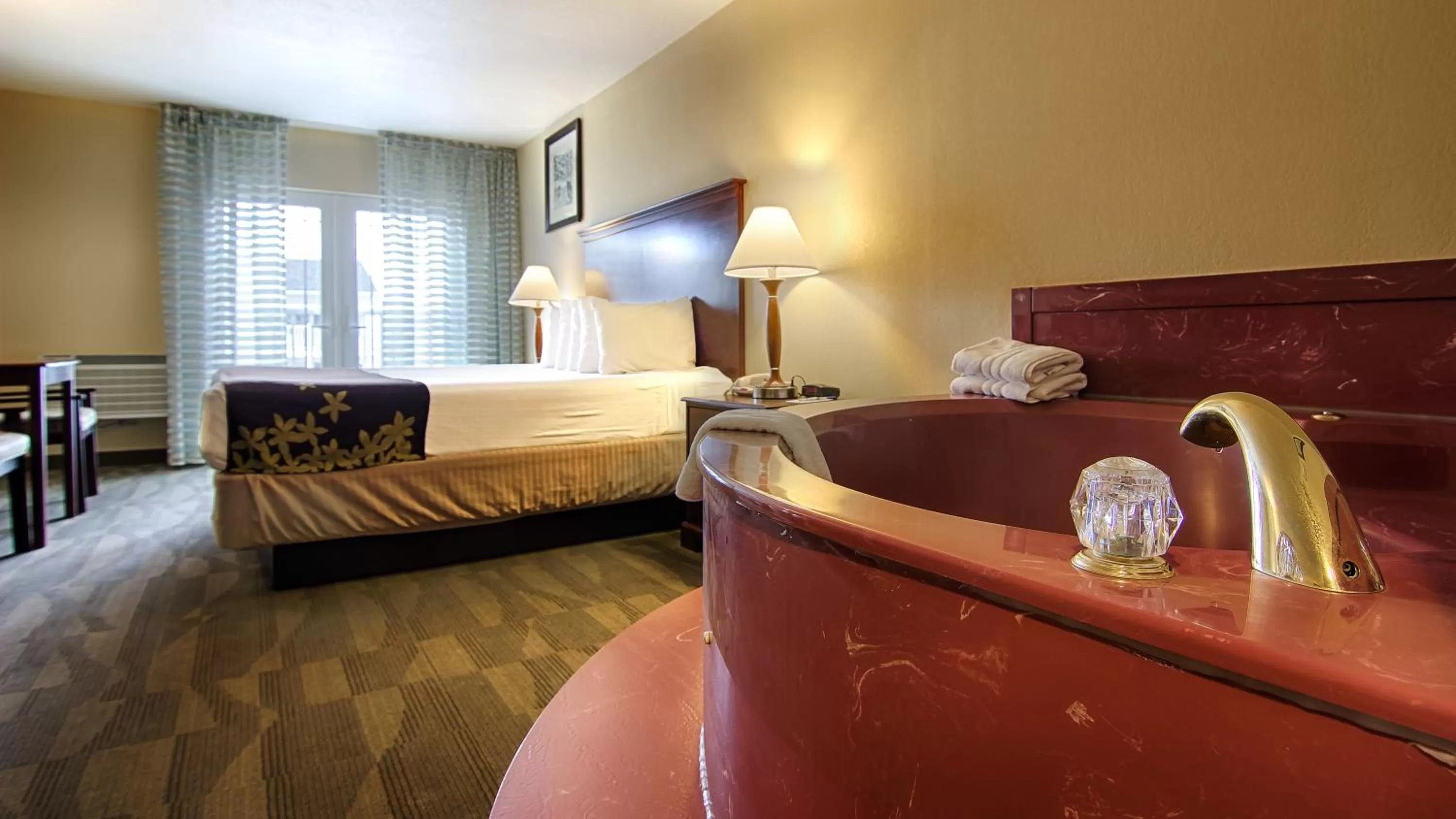 Bedroom, Bed in Gold Leaf Hotel of Dewey