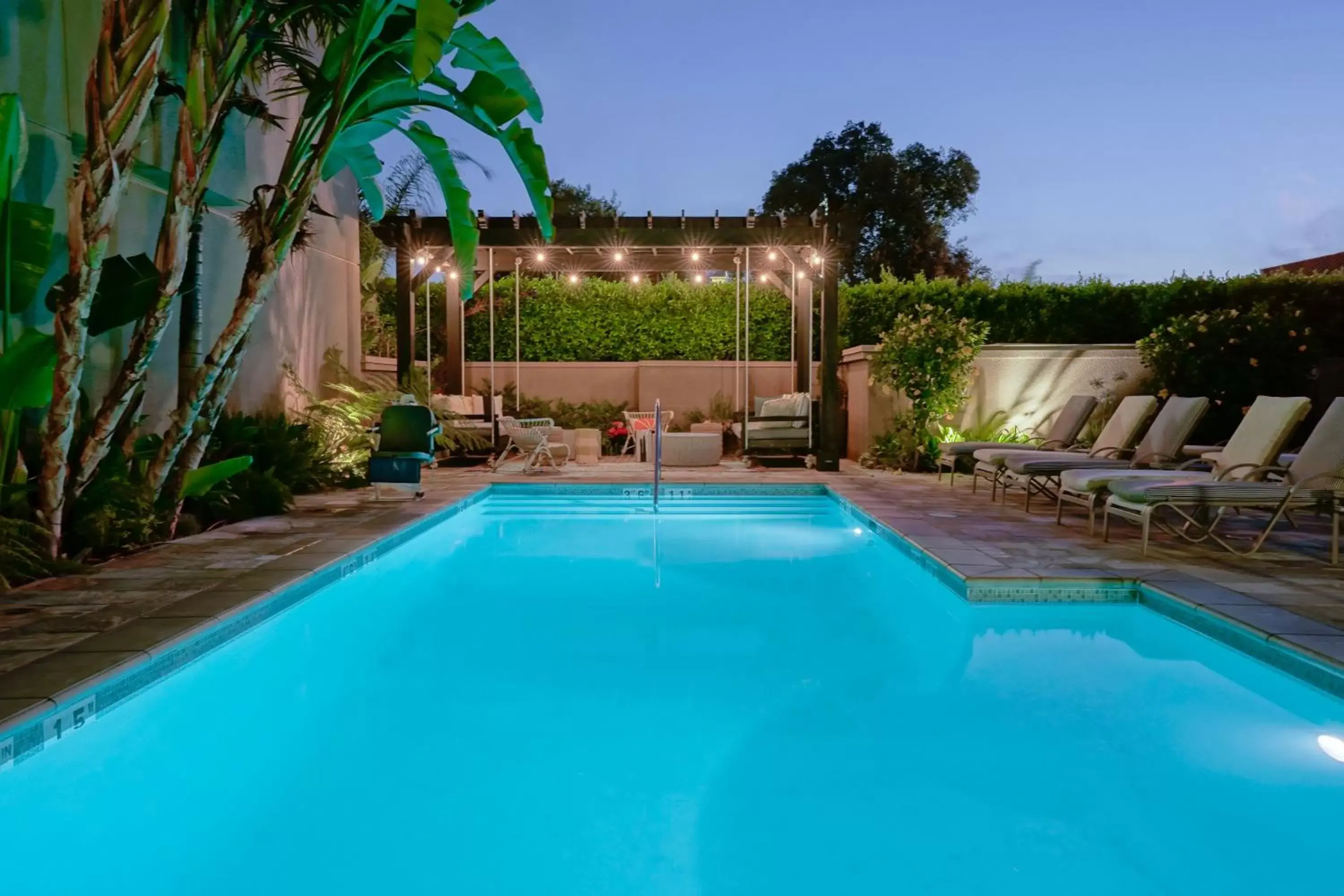 Swimming Pool in Hotel Amarano Burbank-Hollywood