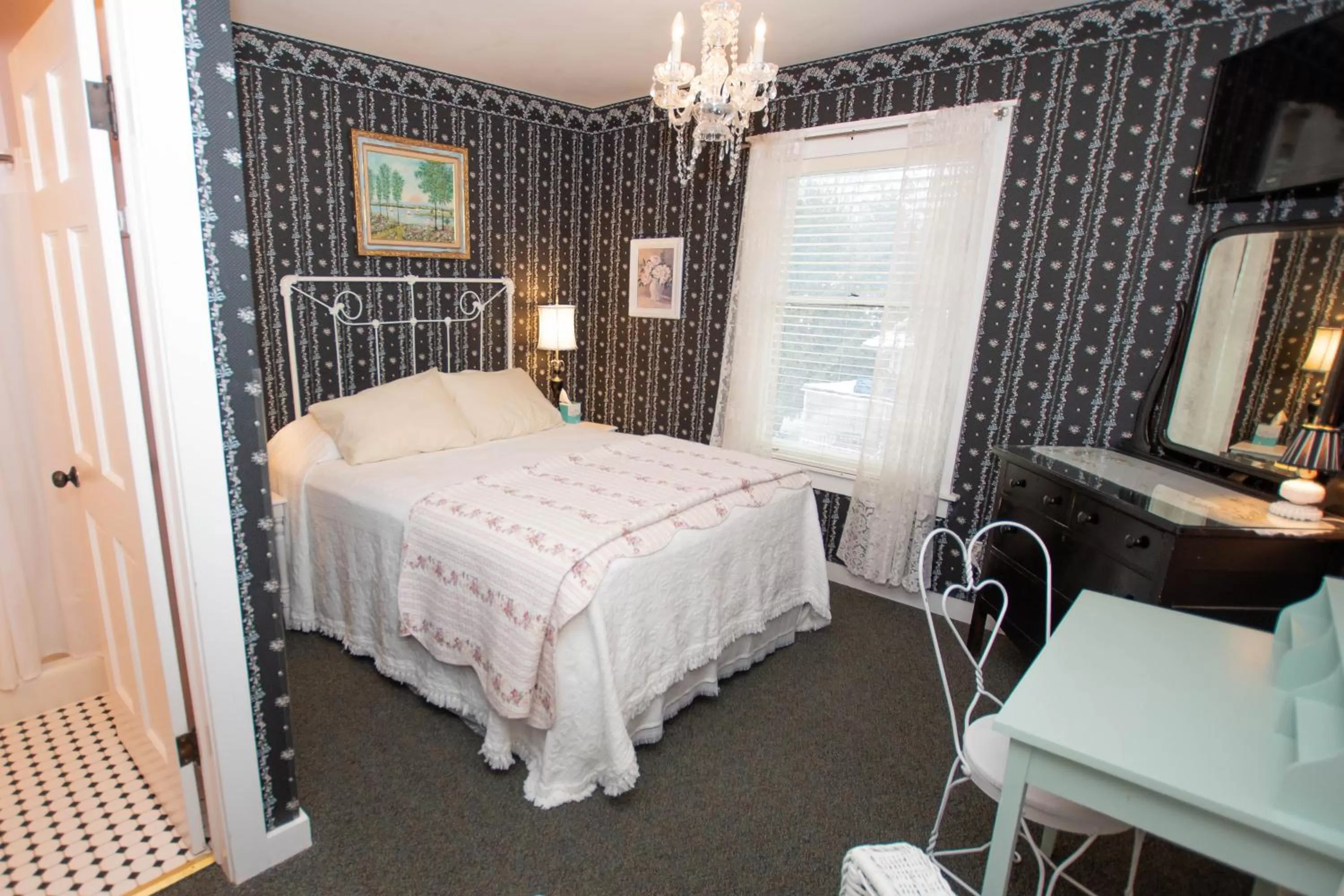 Bed in Terrace Inn and 1911 Restaurant