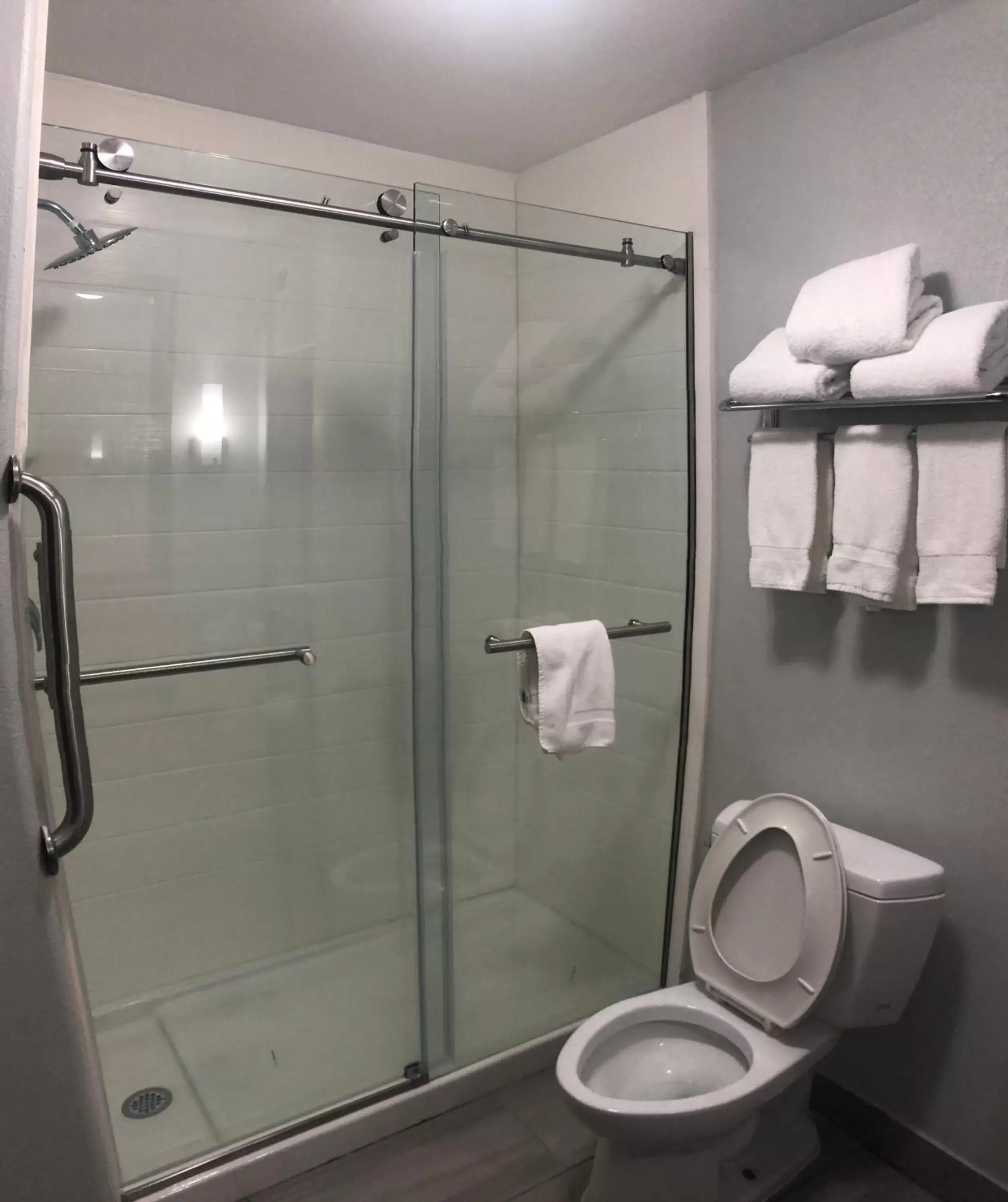Bathroom in Best Western Medical Center North Inn & Suites Near Six Flags