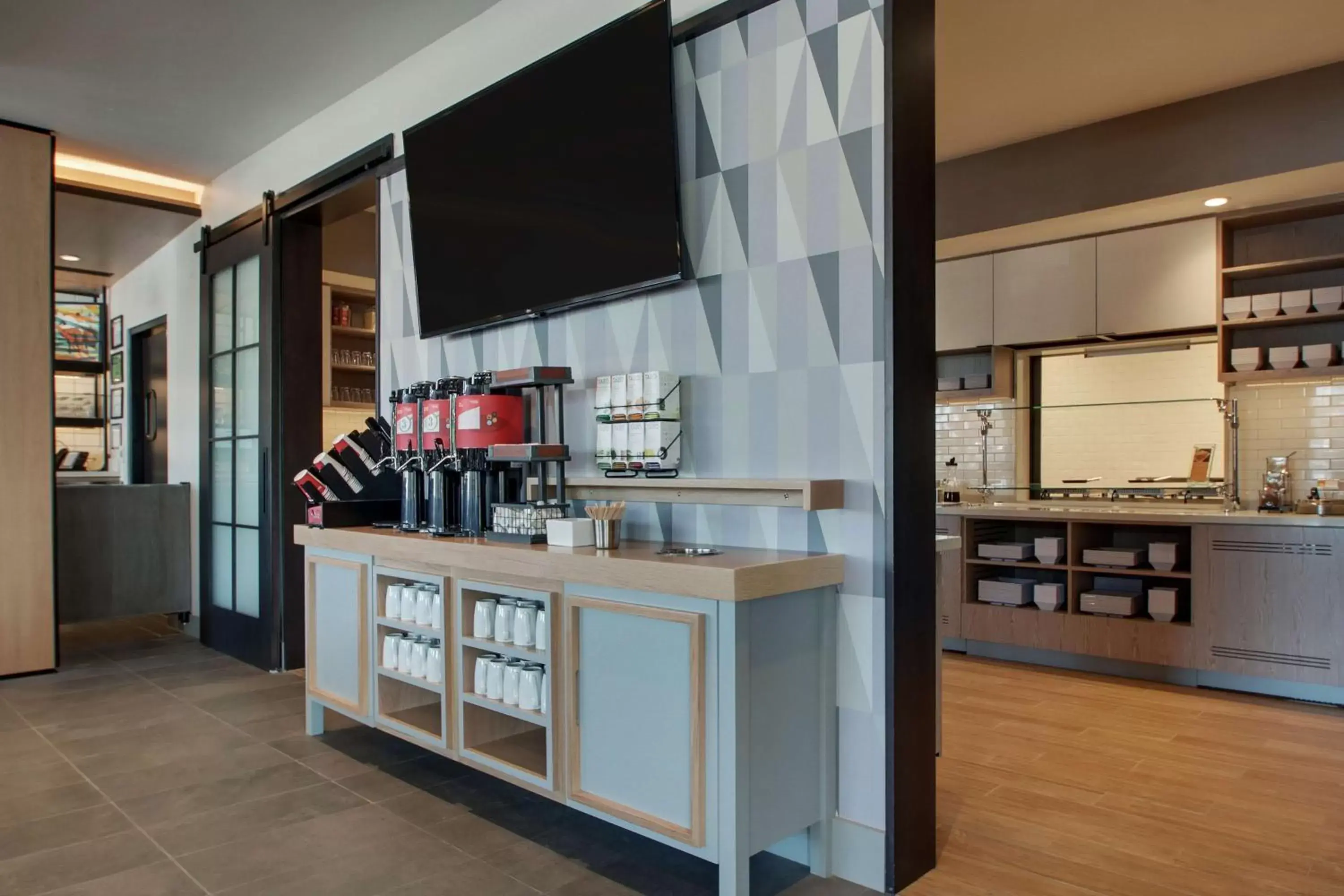 Lobby or reception, Kitchen/Kitchenette in Hyatt House Oak Brook