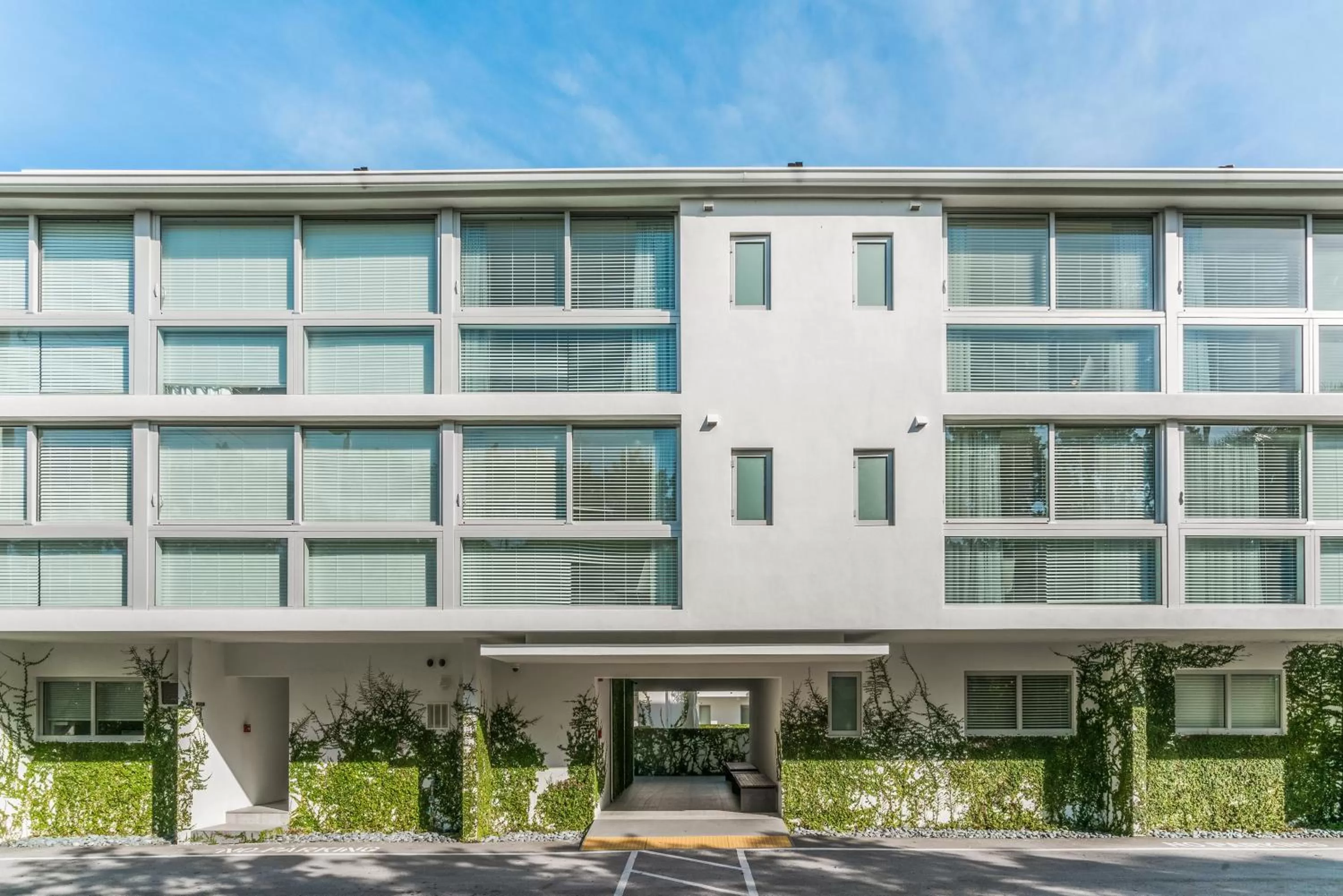 Facade/entrance in Beach Haus Key Biscayne Contemporary Apartments