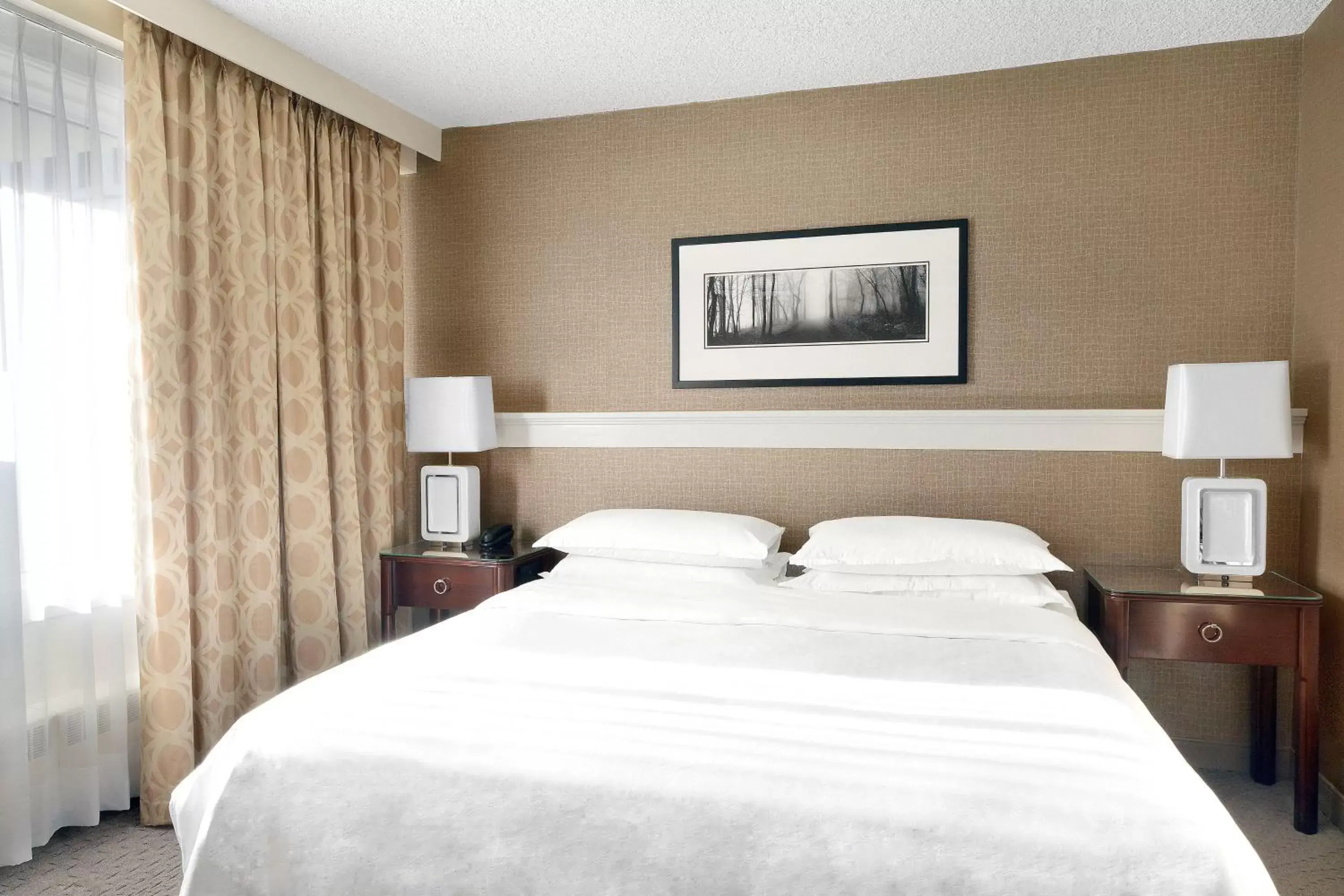 Bedroom, Bed in Sheraton Cavalier Saskatoon Hotel