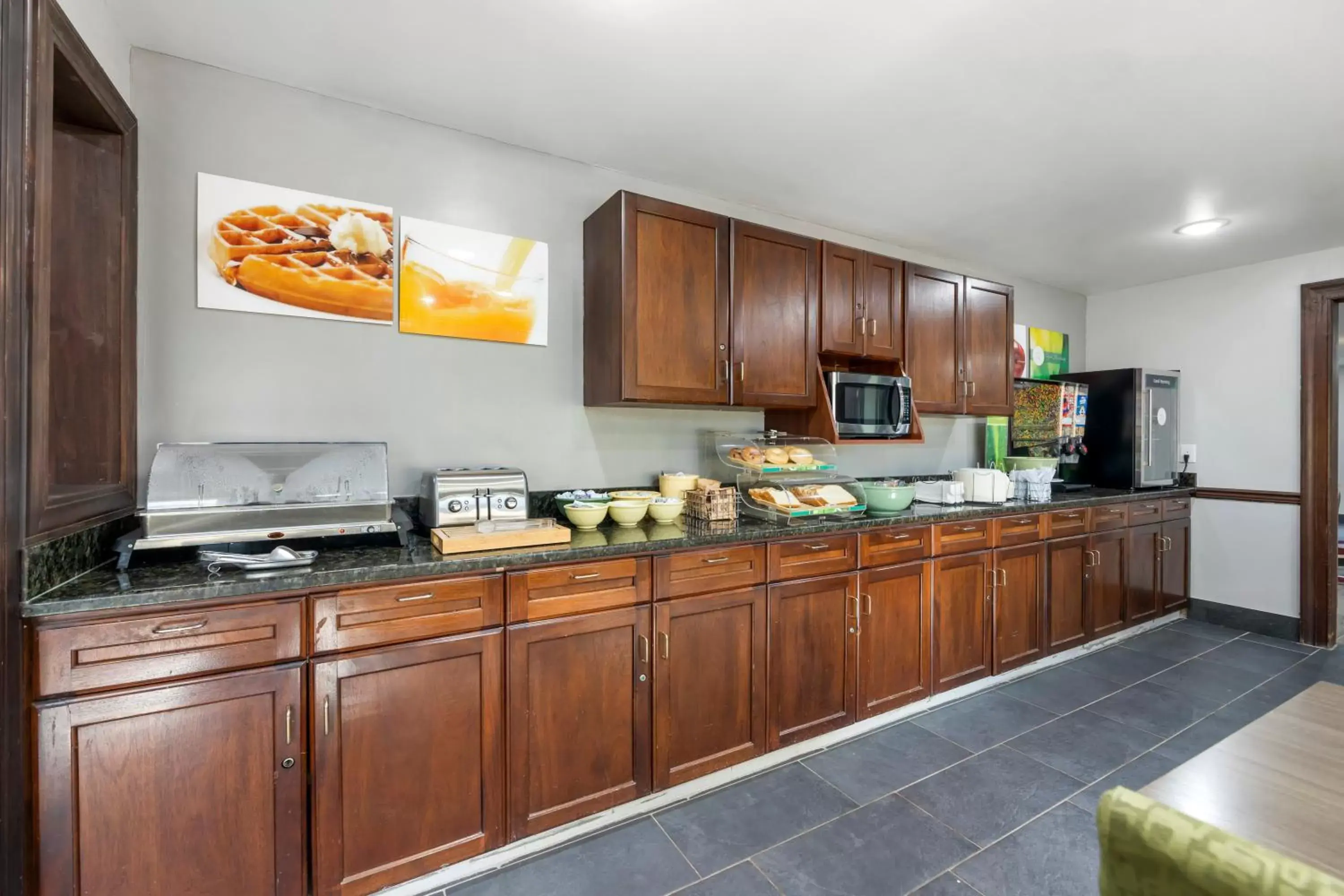 Breakfast, Kitchen/Kitchenette in Quality Inn Jackson