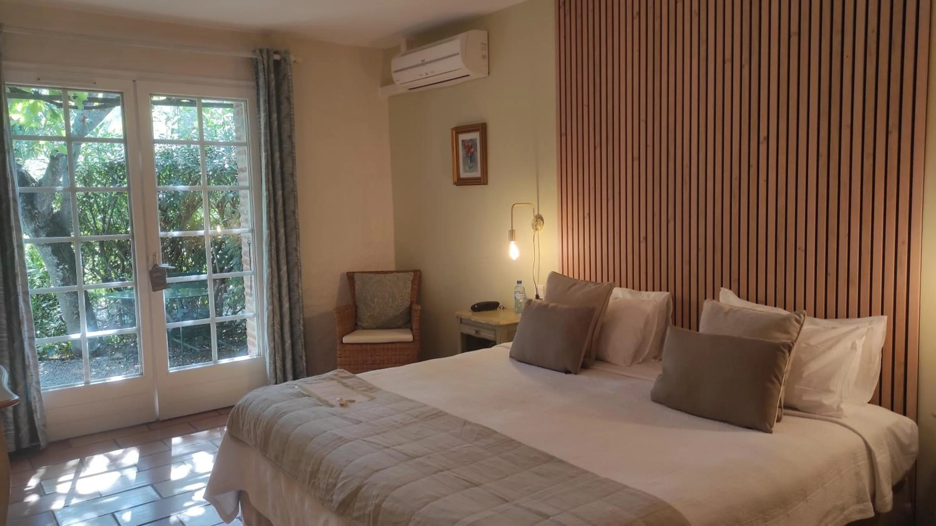 Bed in Hotel Le Mas Trilles