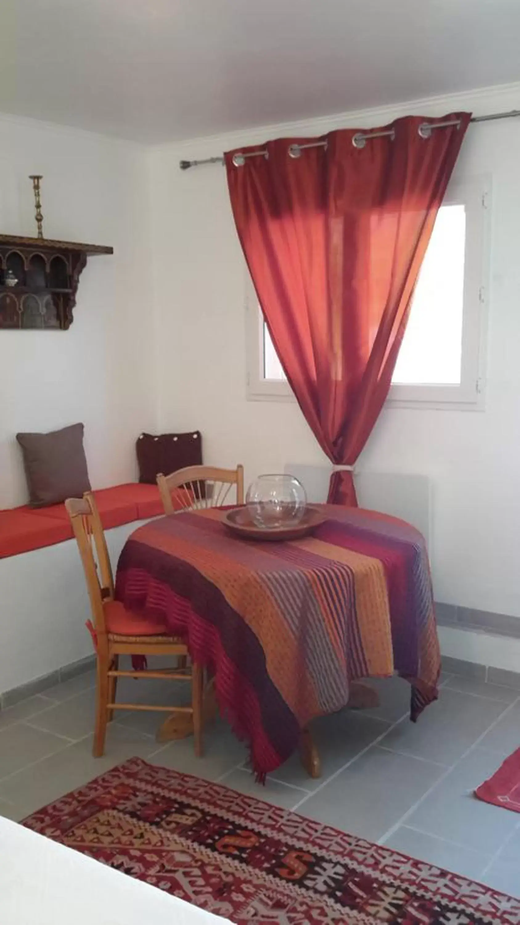 Dining area, Bed in La Chambre De Salome