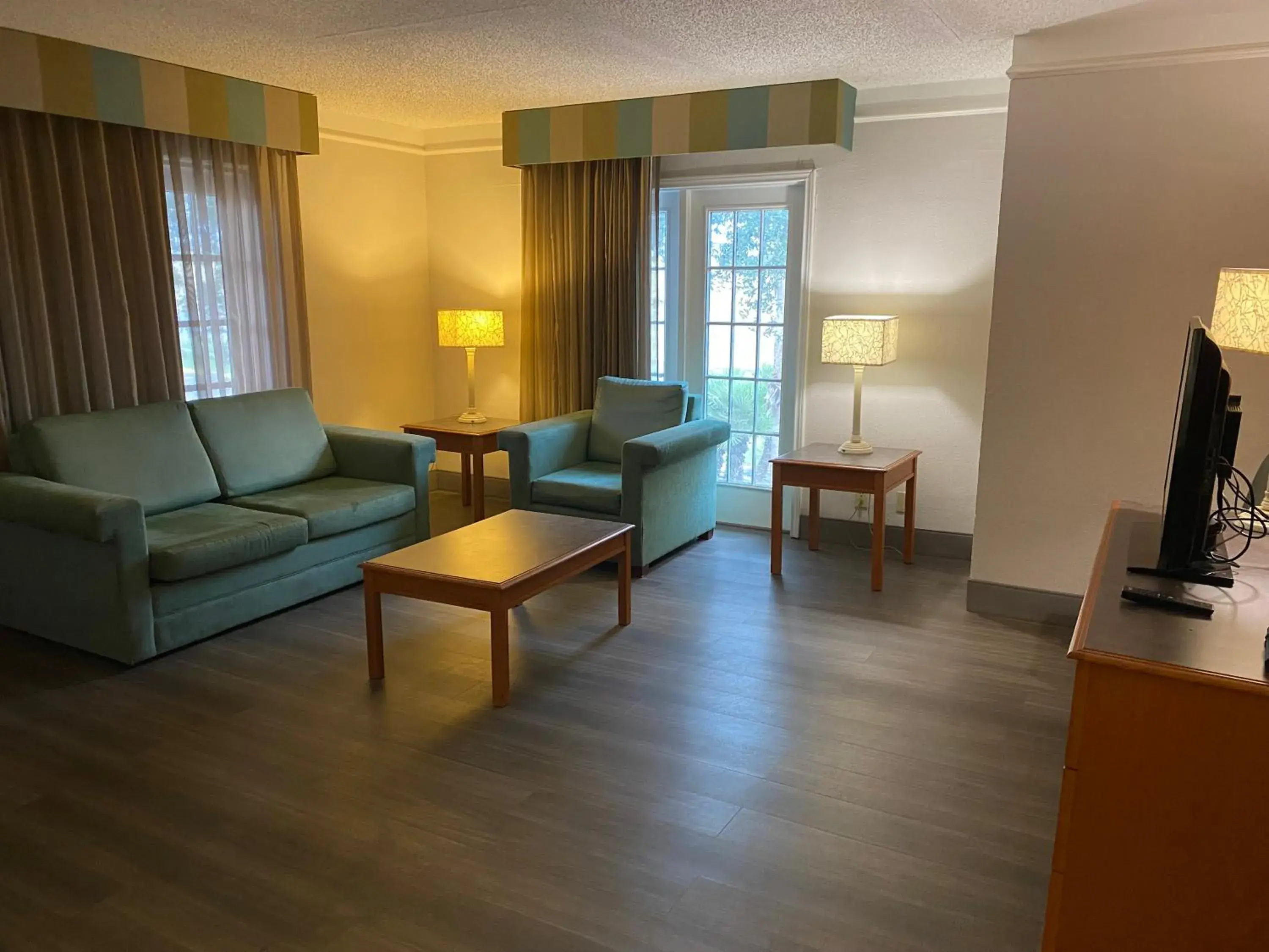 Living room, Seating Area in La Quinta Inn by Wyndham Corpus Christi North