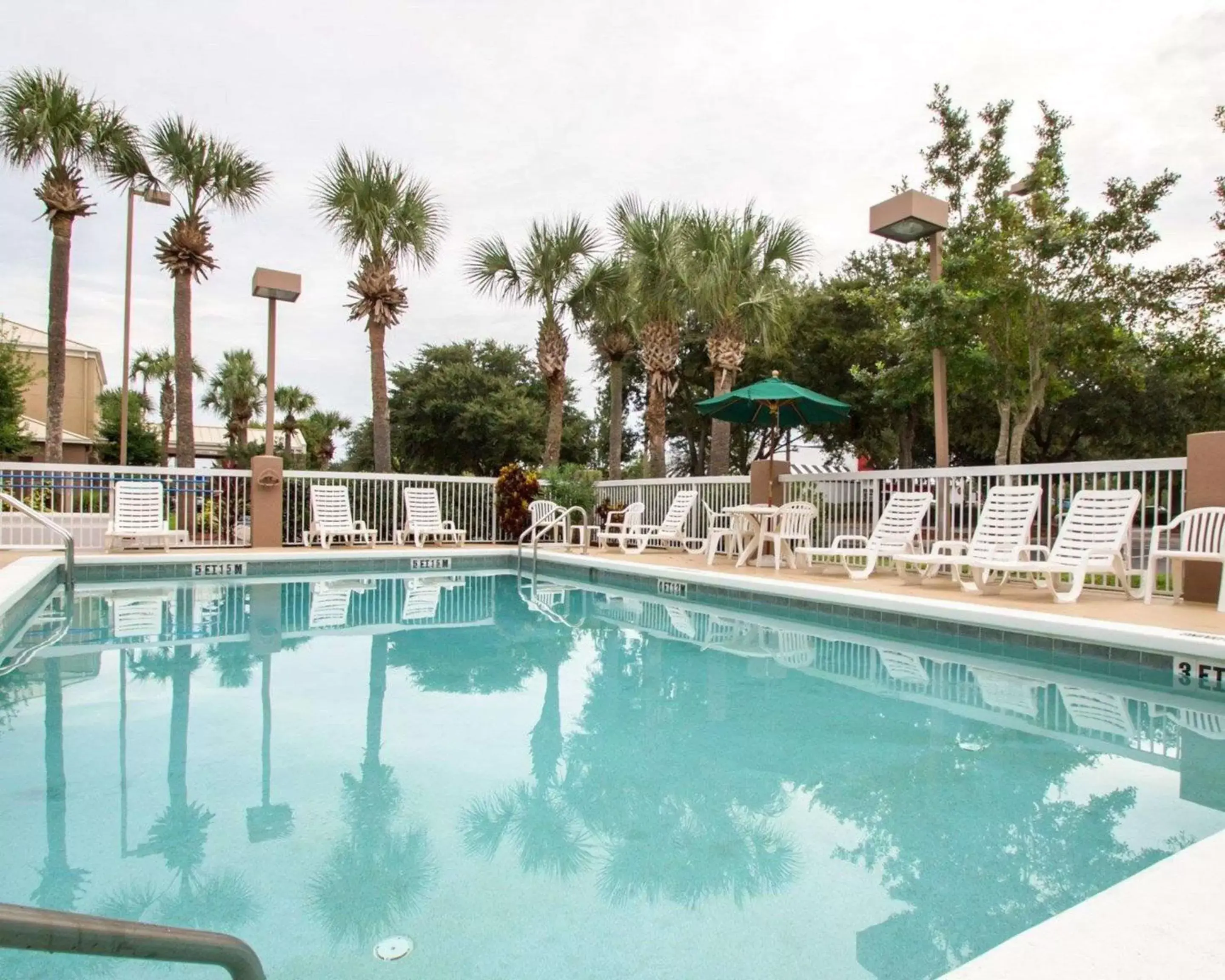 Swimming pool in Sleep Inn Ormond Beach - Daytona Swimming pool in Sleep Inn Ormond Beach - Daytona
