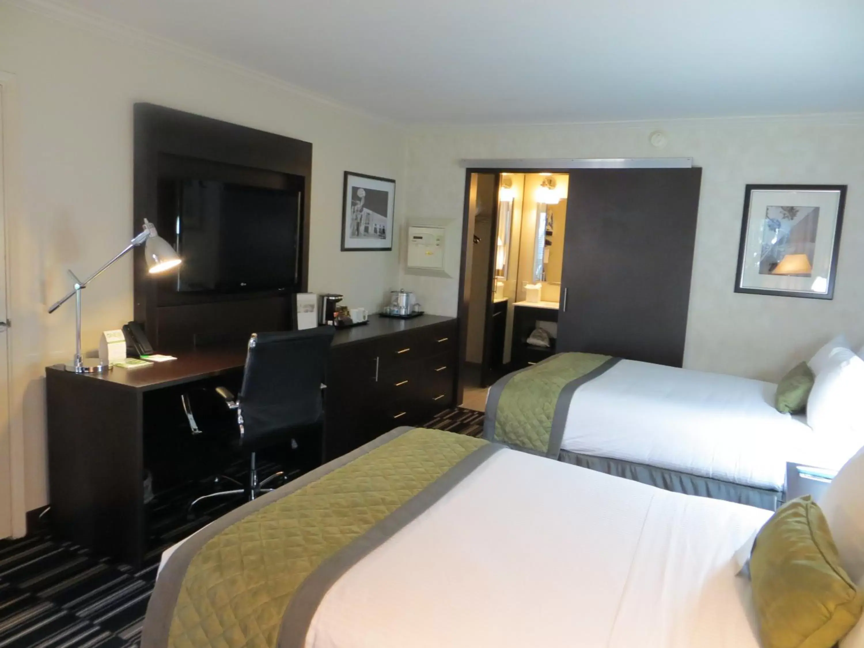 Photo of the whole room, Bed in Wyndham Garden San Jose Airport