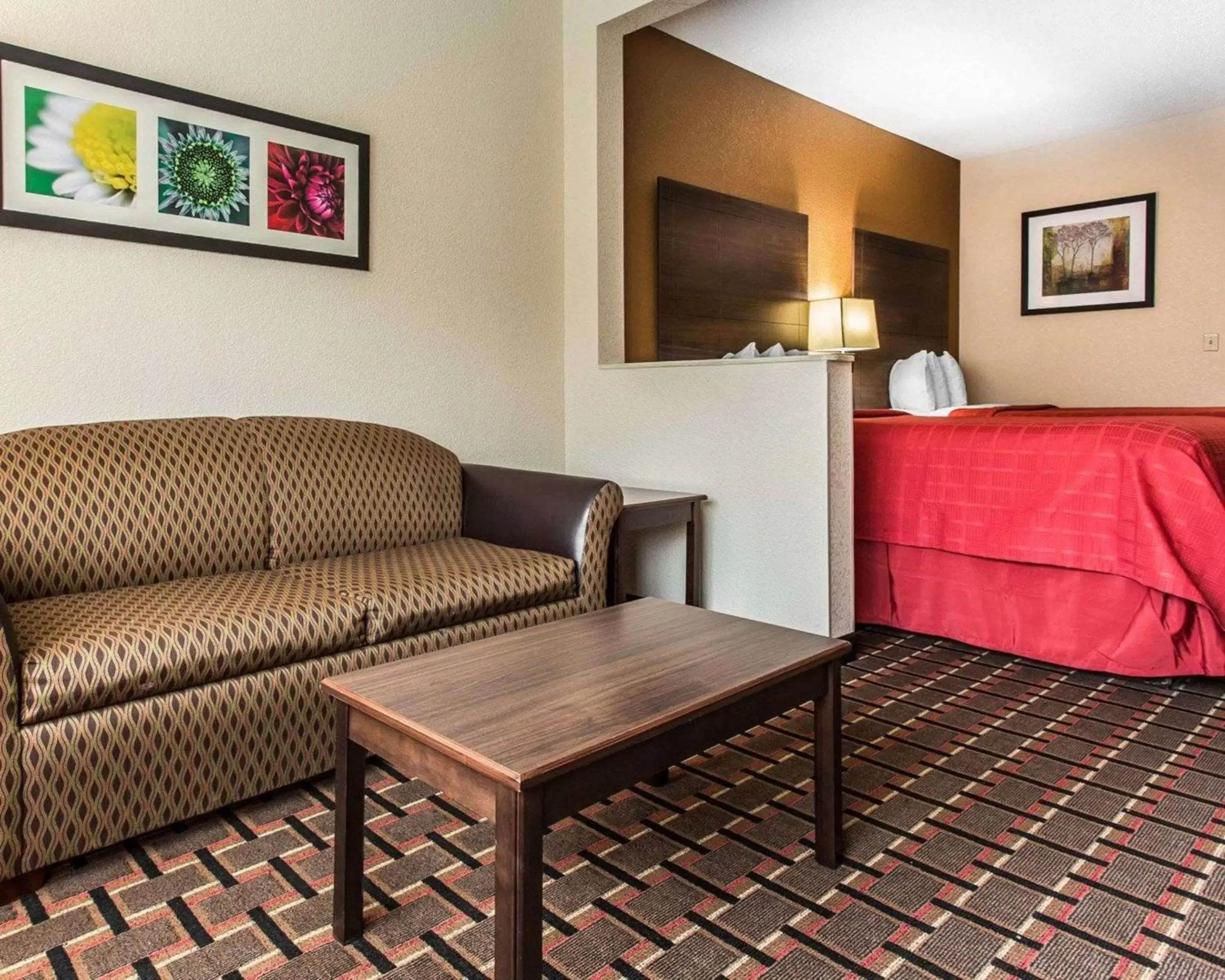 Photo of the whole room, Seating Area in Quality Suites Convention Center - Hickory