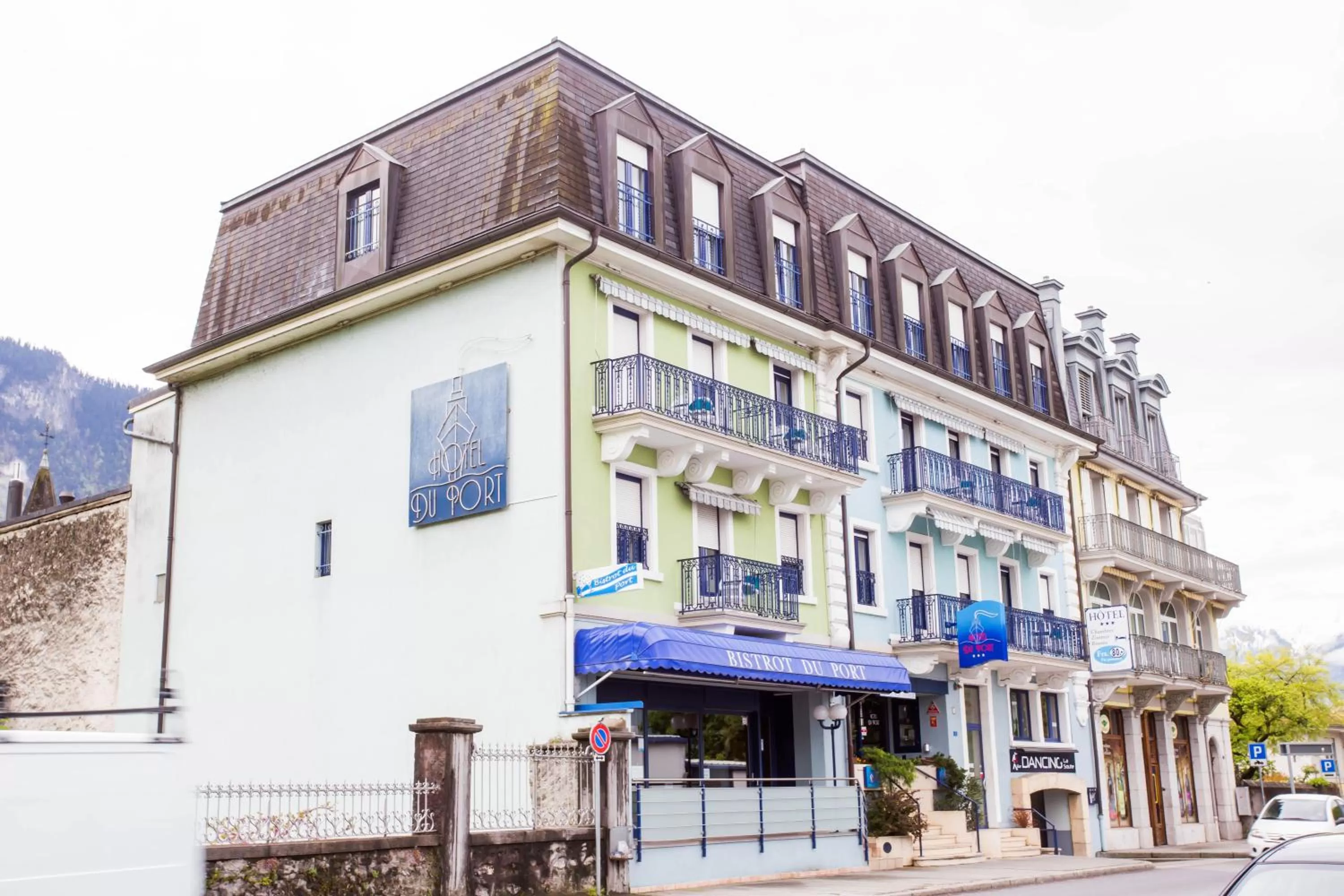 Property building in Hôtel du Port