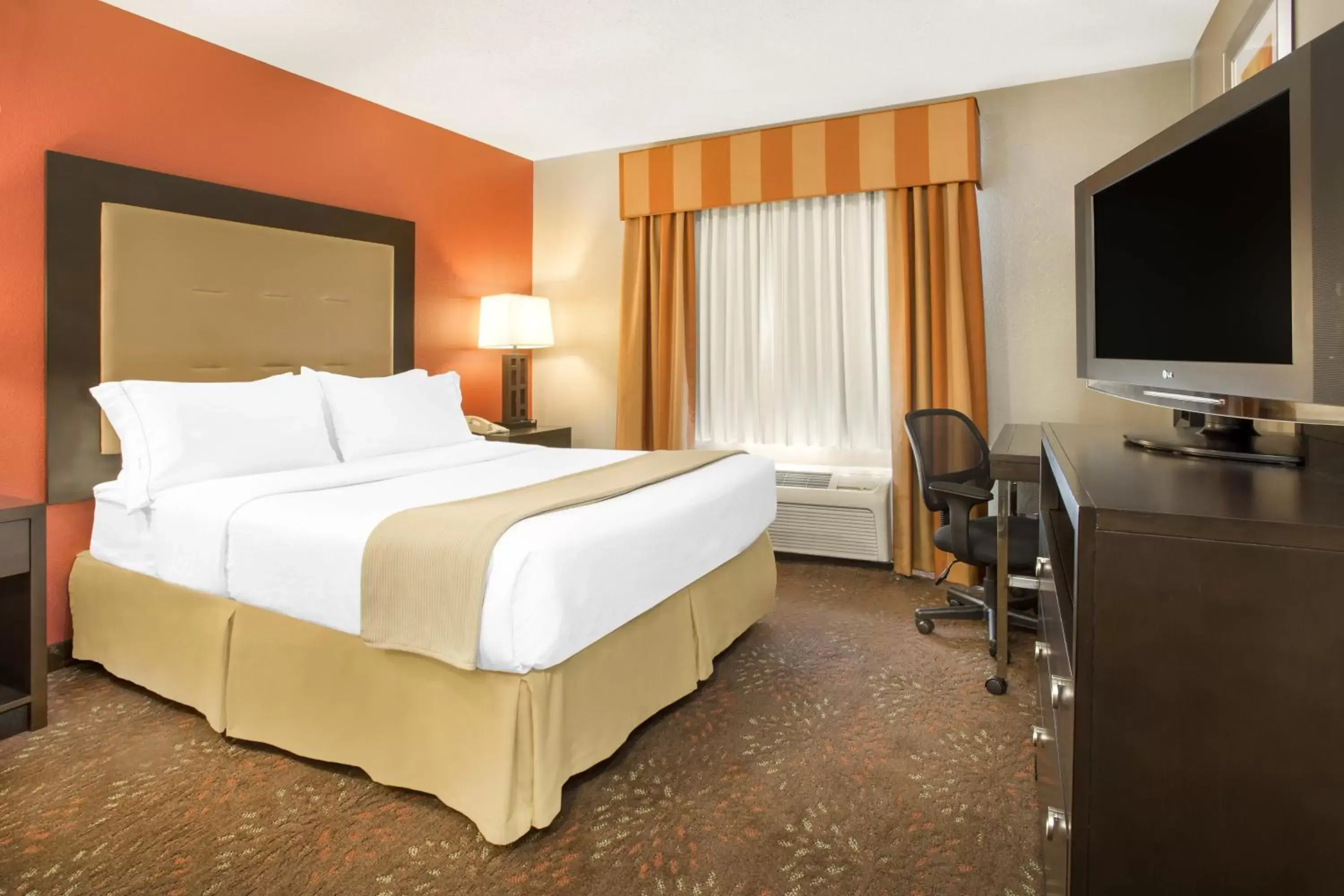 Photo of the whole room, Bed in Holiday Inn Express & Suites - Muncie, an IHG Hotel