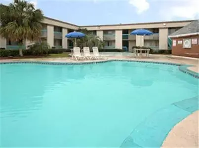Swimming Pool in Travelodge by Wyndham New Orleans Harvey Hotel