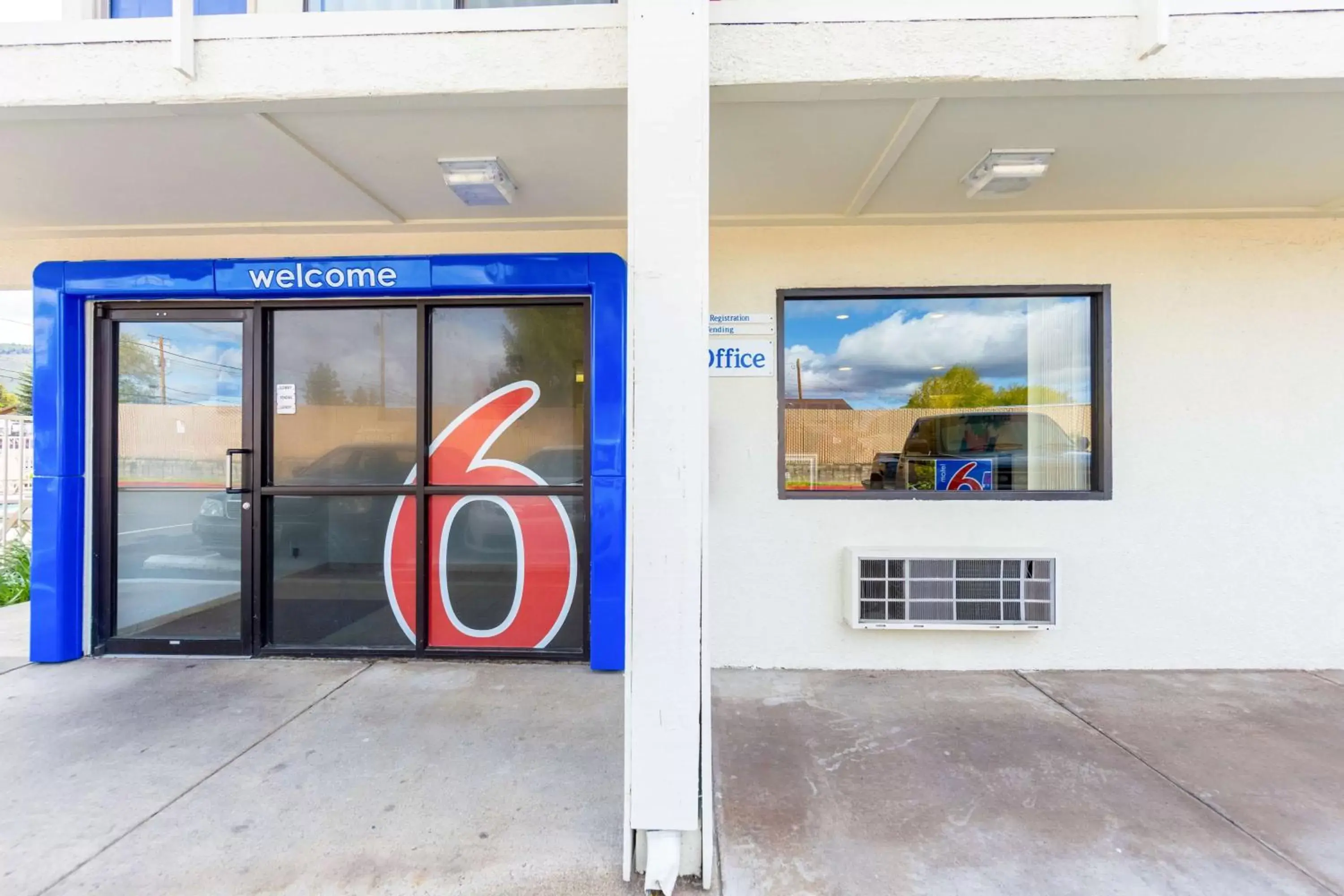 Property building, Facade/Entrance in Motel 6-Klamath Falls, OR