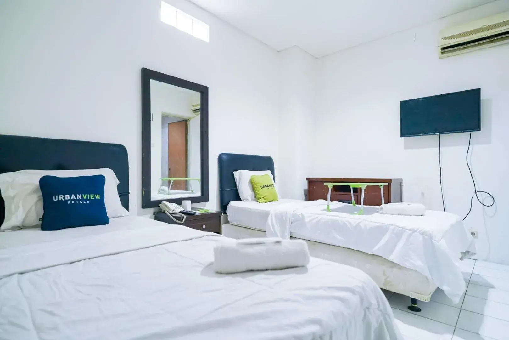 Bedroom, Bed in Urbanview Hotel Bes Mangga Besar