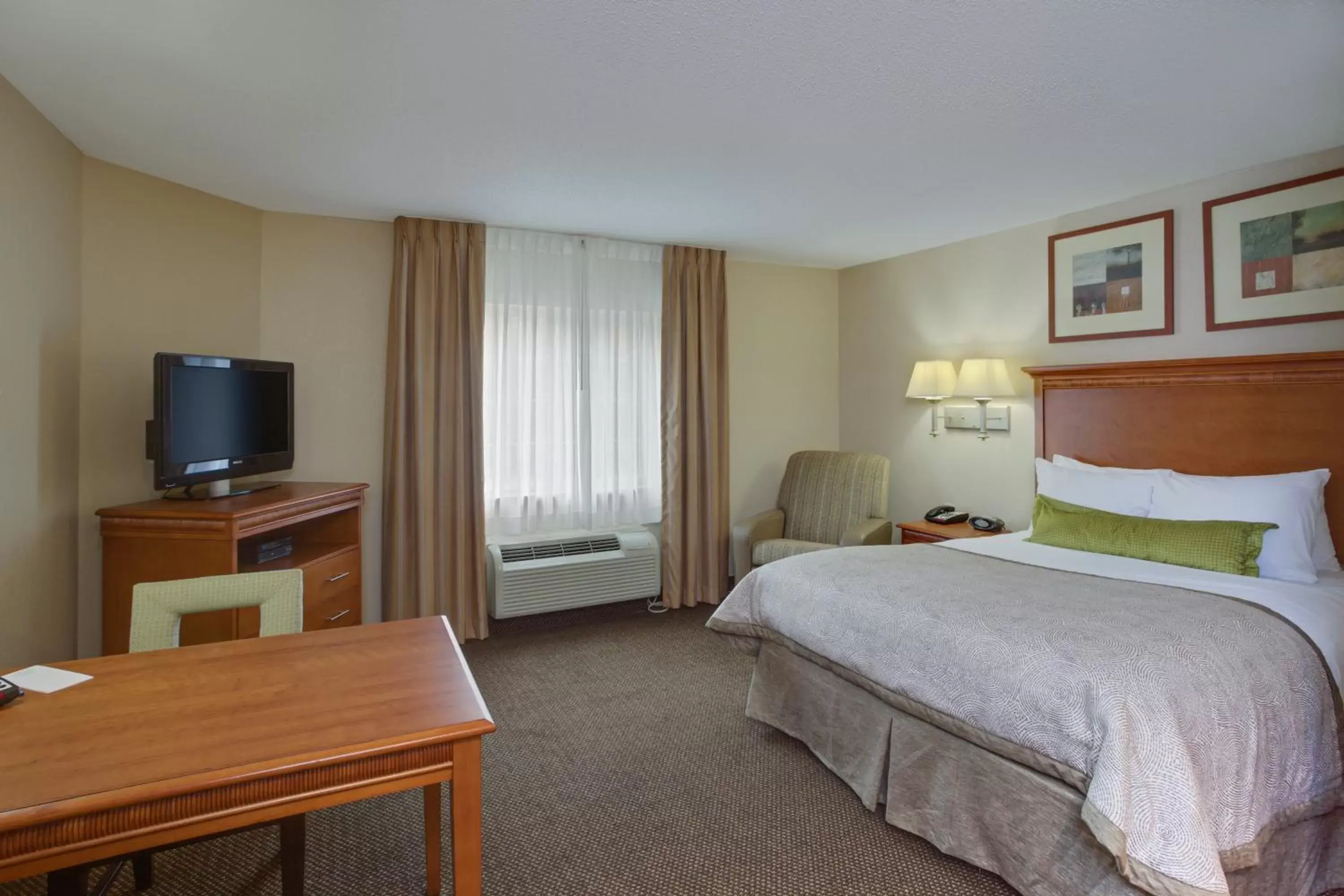 Photo of the whole room, Bed in Candlewood Suites Richmond Airport, an IHG Hotel